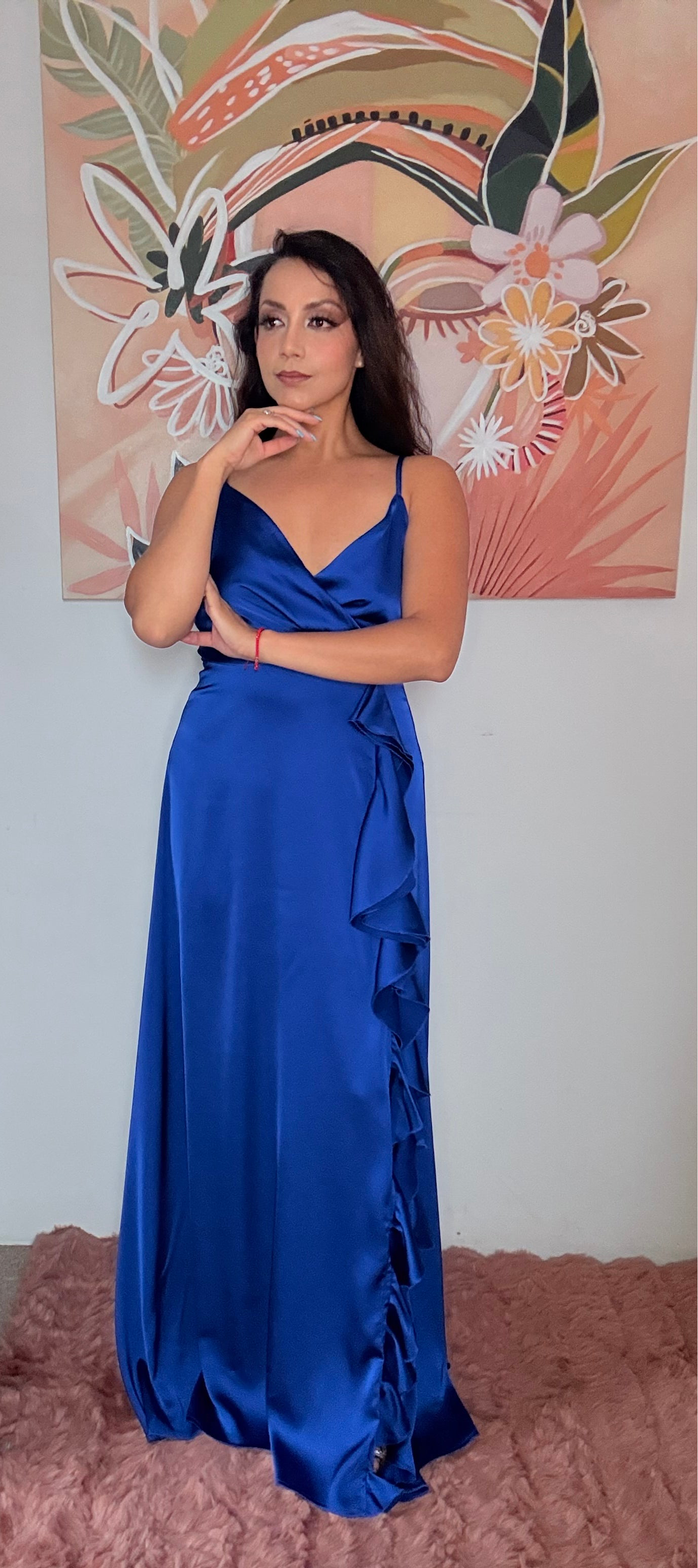 Vestido largo escote v con tirantes, abierta en pierna con caída en pliegues