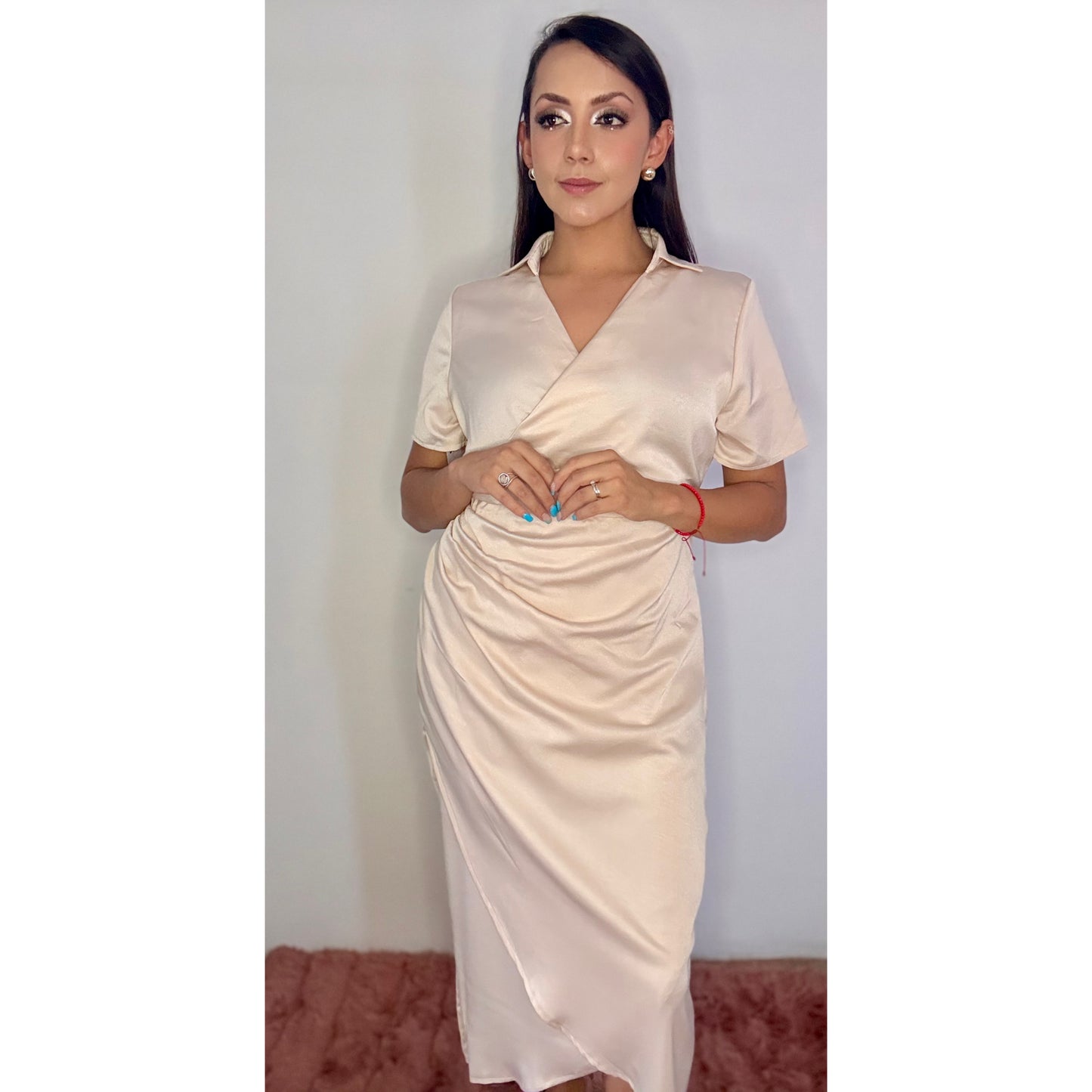 Vestido largo satinado cuello camisero con detalle en cintura