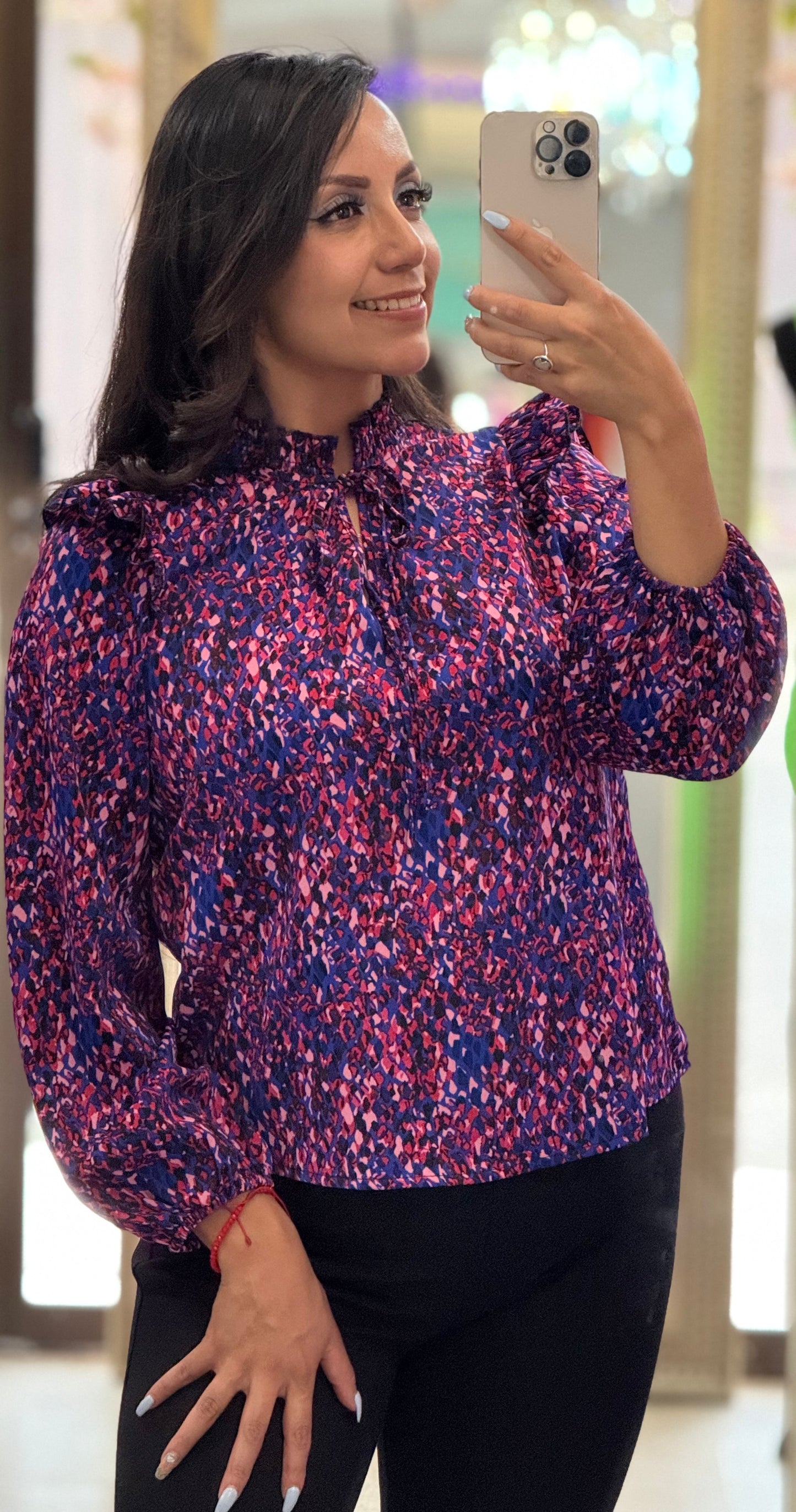 Blusa con estampado de cuello con cordón ribete