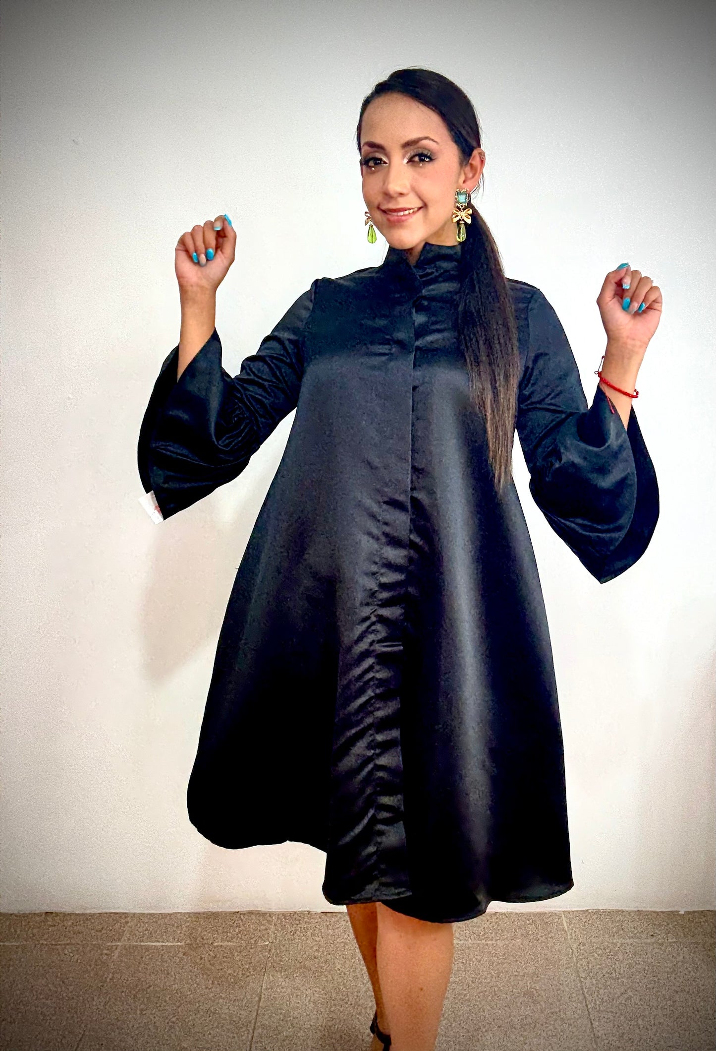 Vestido corte A con manga de campana satinado
