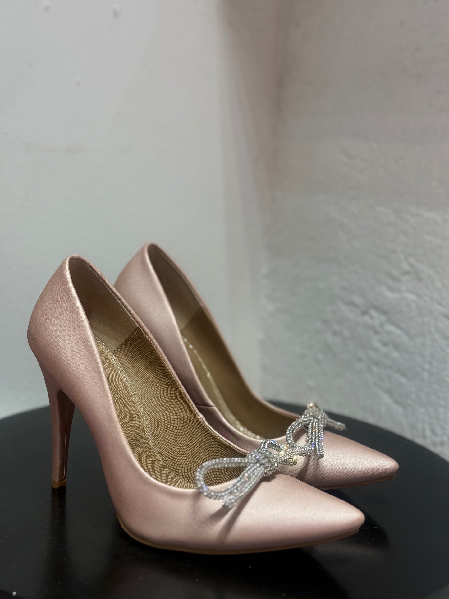 Zapatillas elegantes con moño brillante