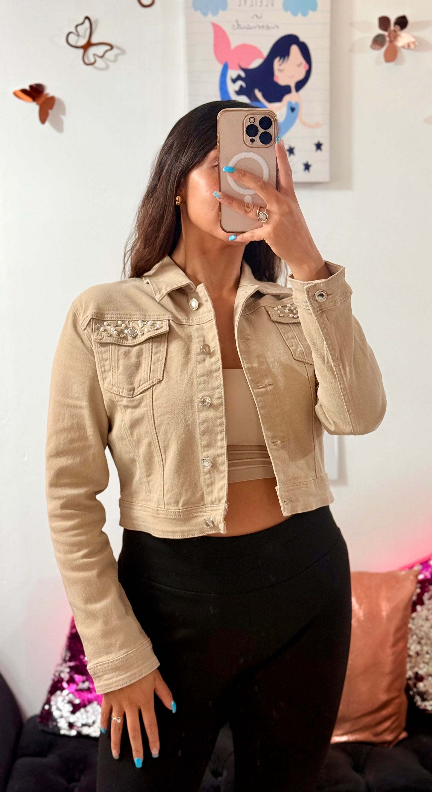 Chamarra corta de mezclilla con pedrería en bolsas al frente