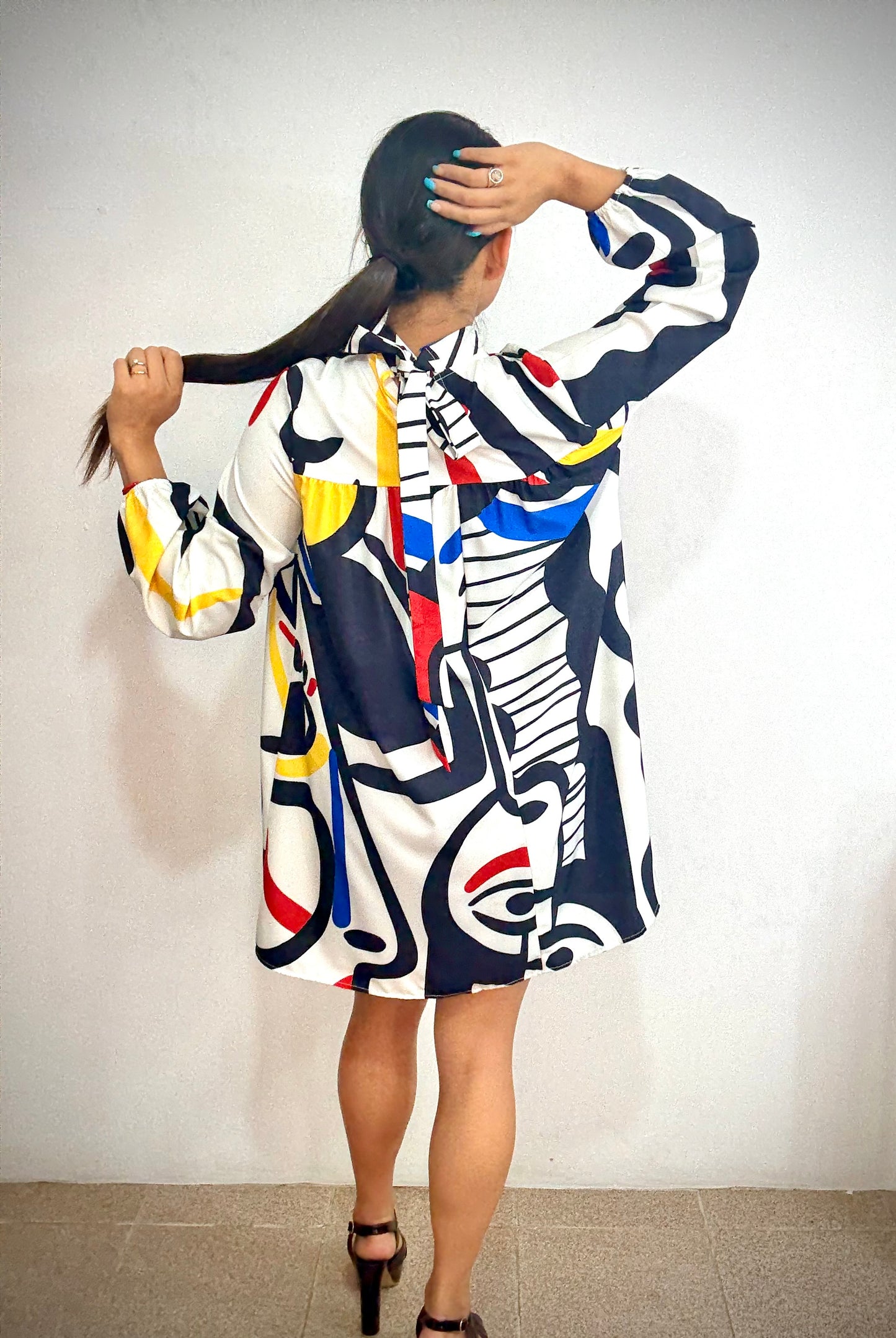 Vestido corto estampado caricatura de colores con cinta en cuello