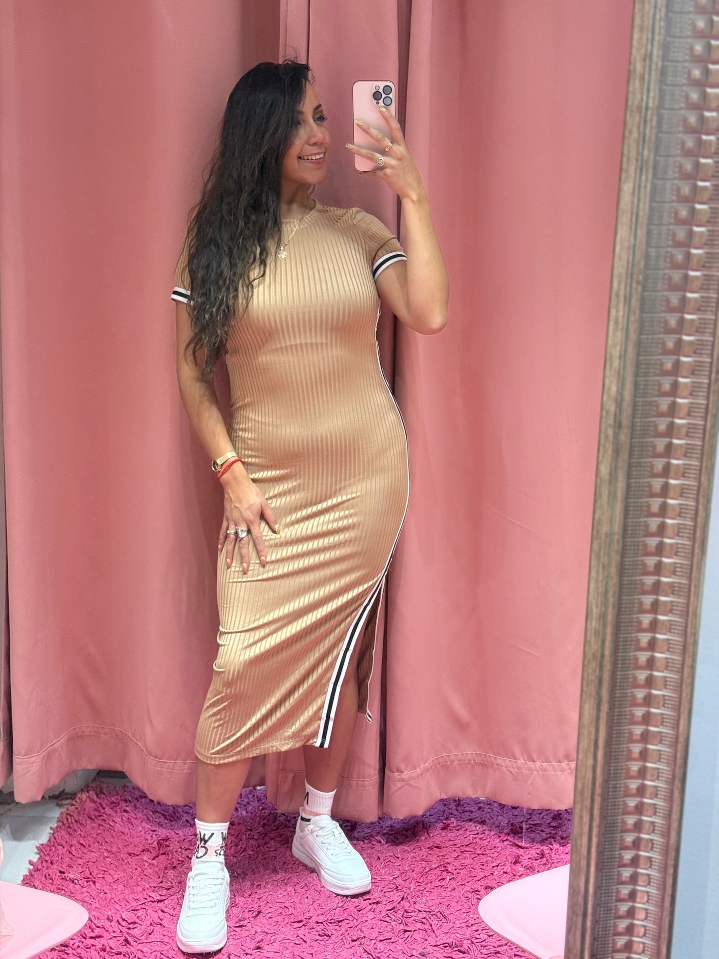 Vestido largo entallado con líneas blanco y negro en laterales