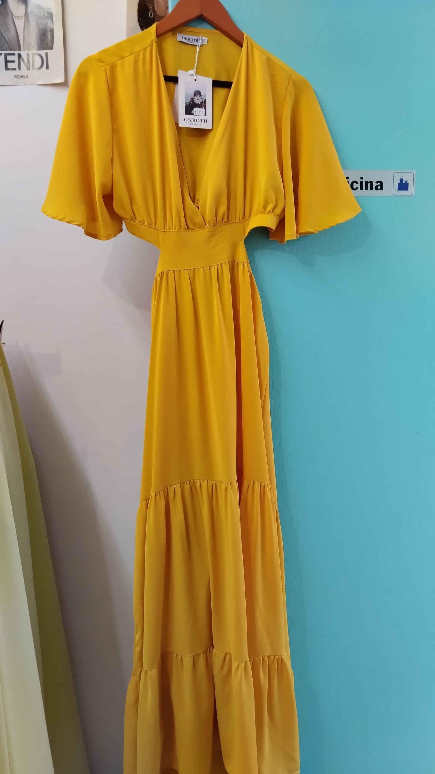 Vestido largo cuello v abertura en parte baja y pliegues