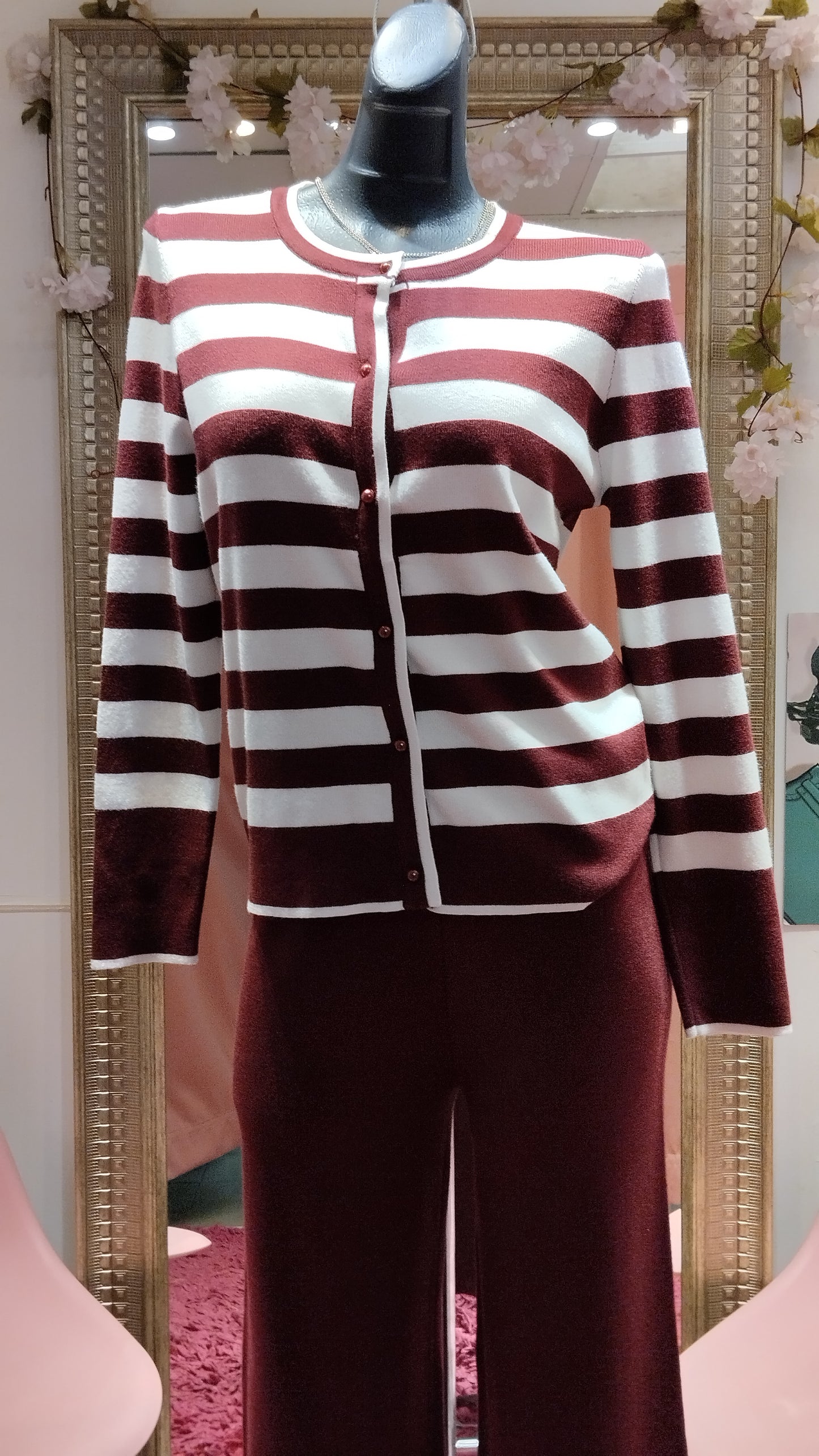 Conjunto suéter rayas y pantalón liso