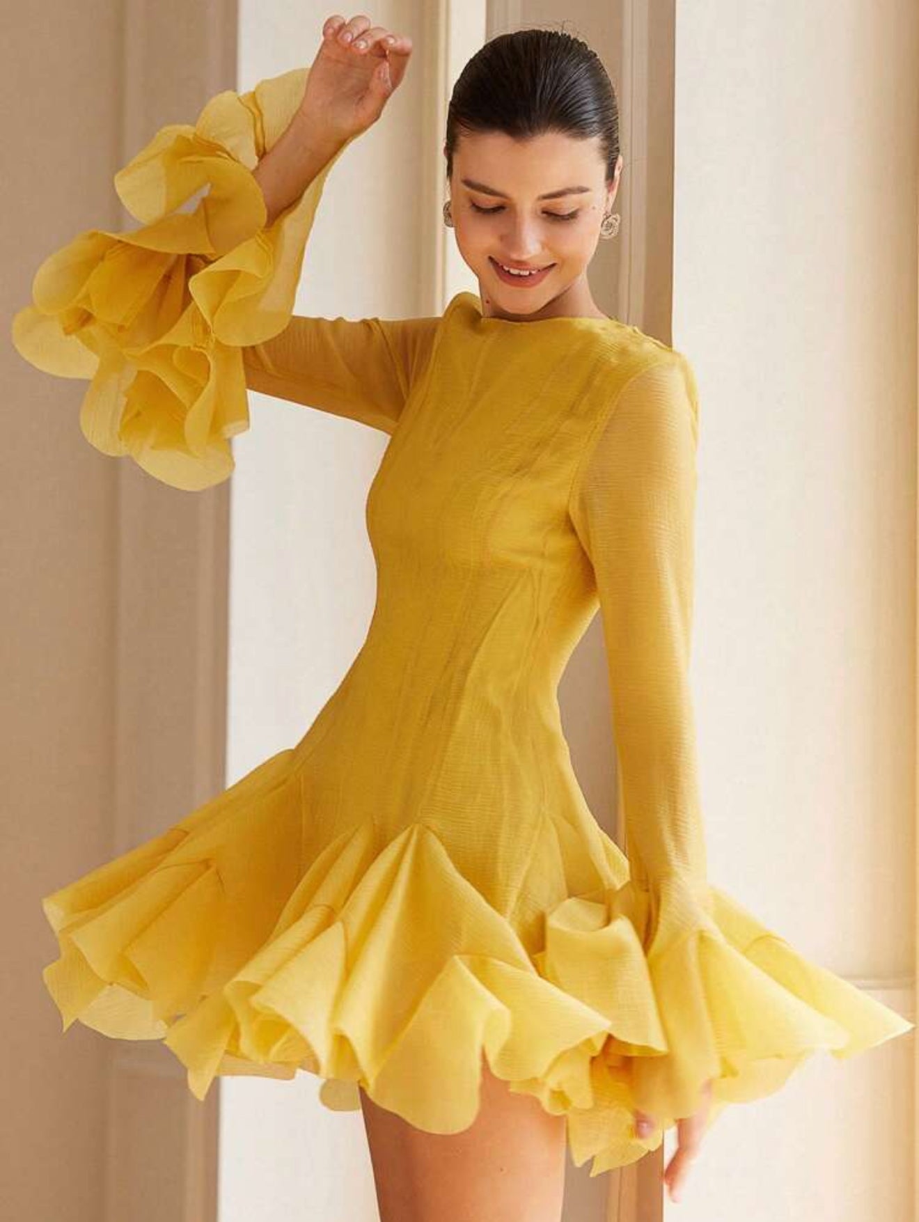 Vestido corto manga larga con holanes en falda