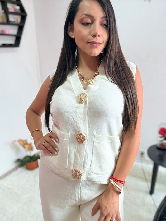 Conjunto chaleco/pantalón con botones dorados