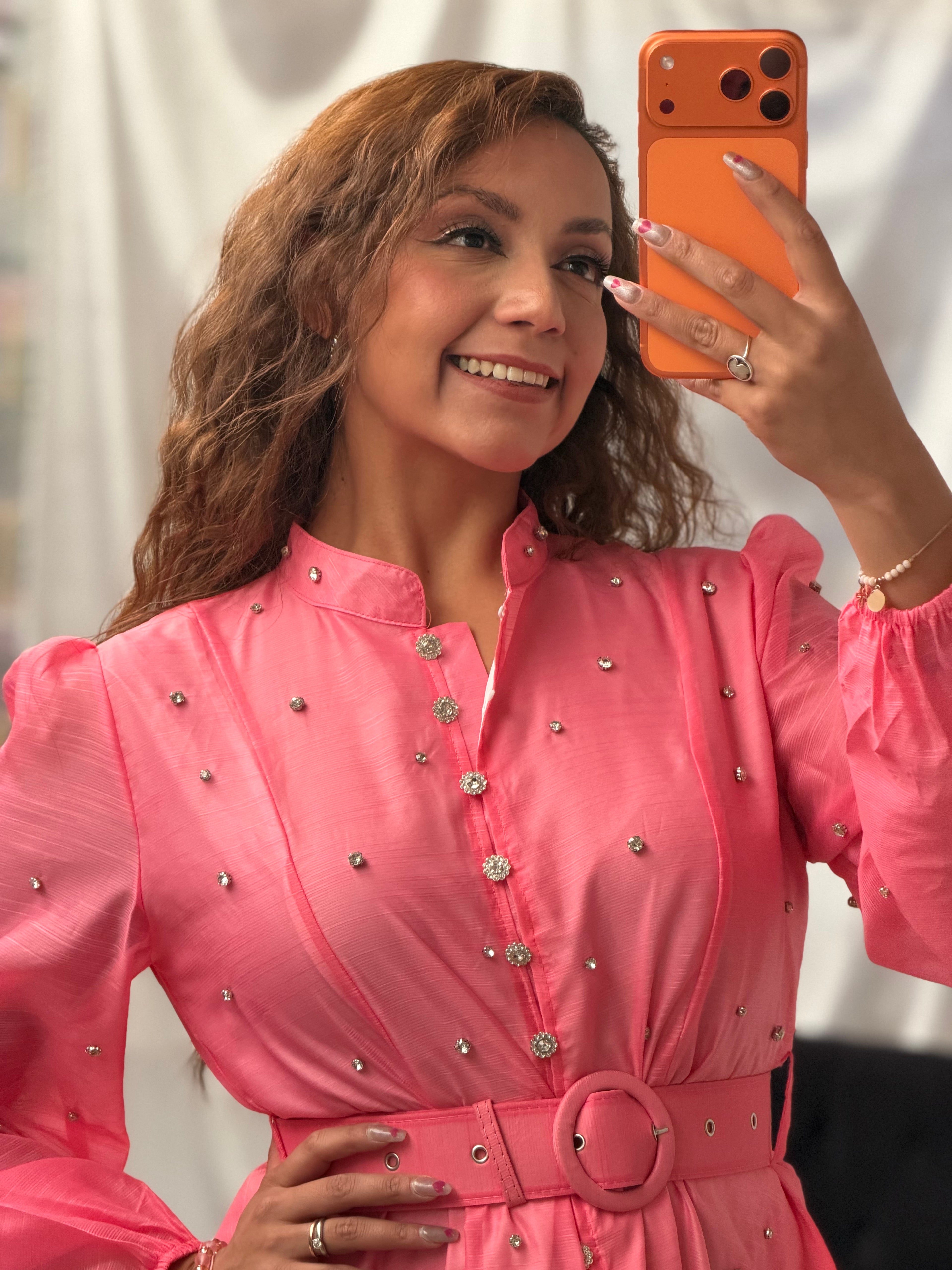 Vestido largo con pedrería al frente por completo y cinta en cintura de manga larga