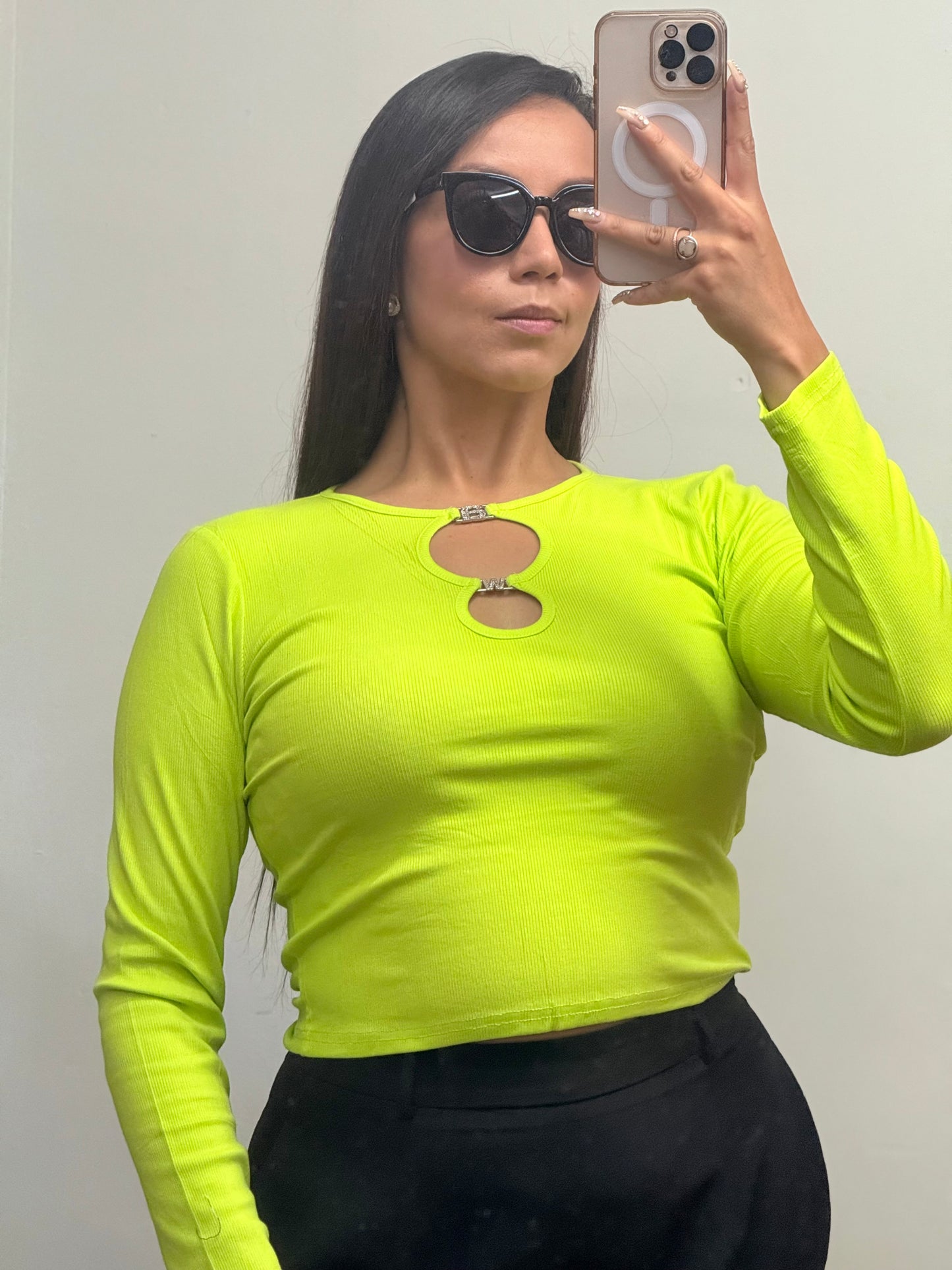 Blusa corta con detalle en pecho