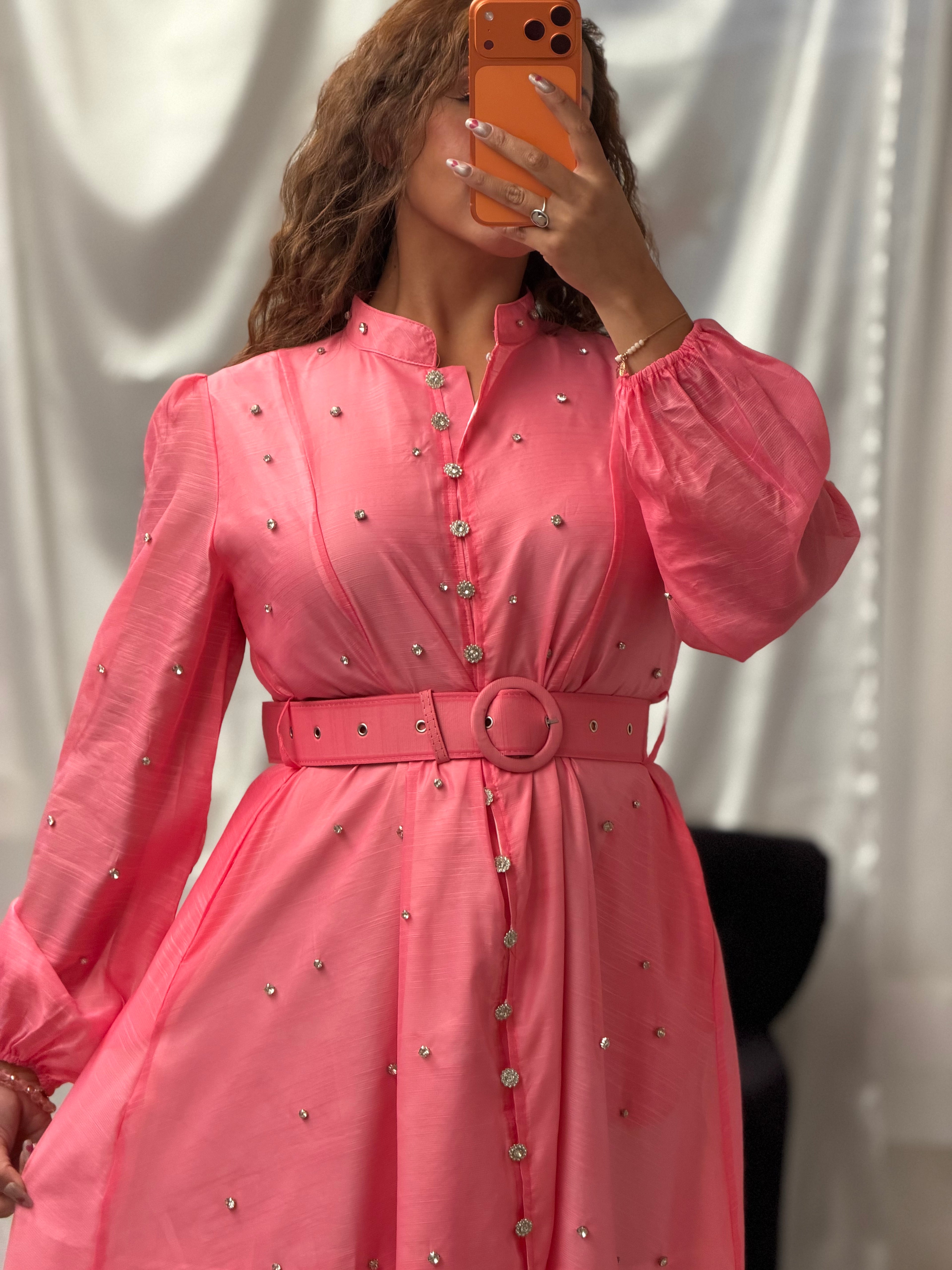 Vestido largo con pedrería al frente por completo y cinta en cintura de manga larga