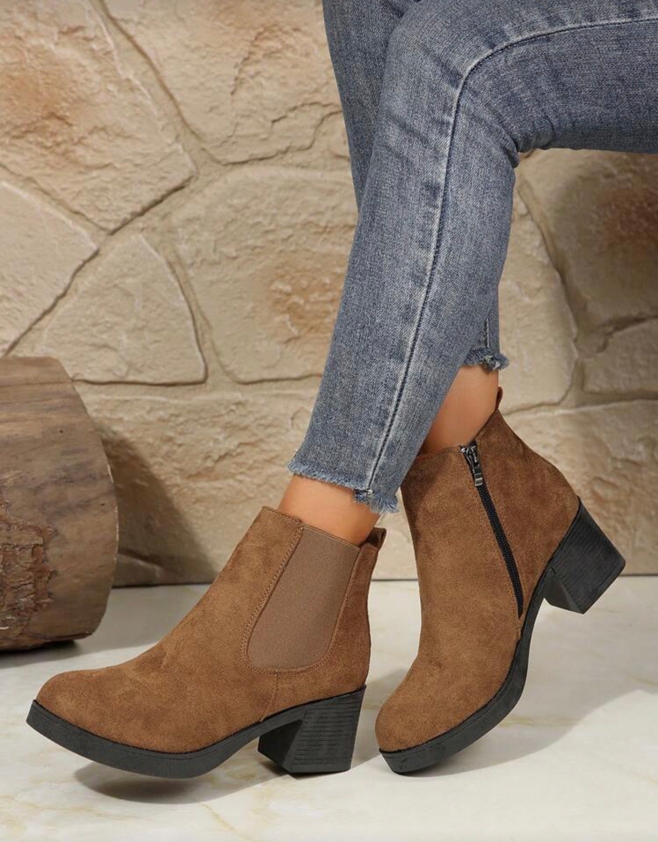Botines tacón bajito suela lisa con cierre al costado.