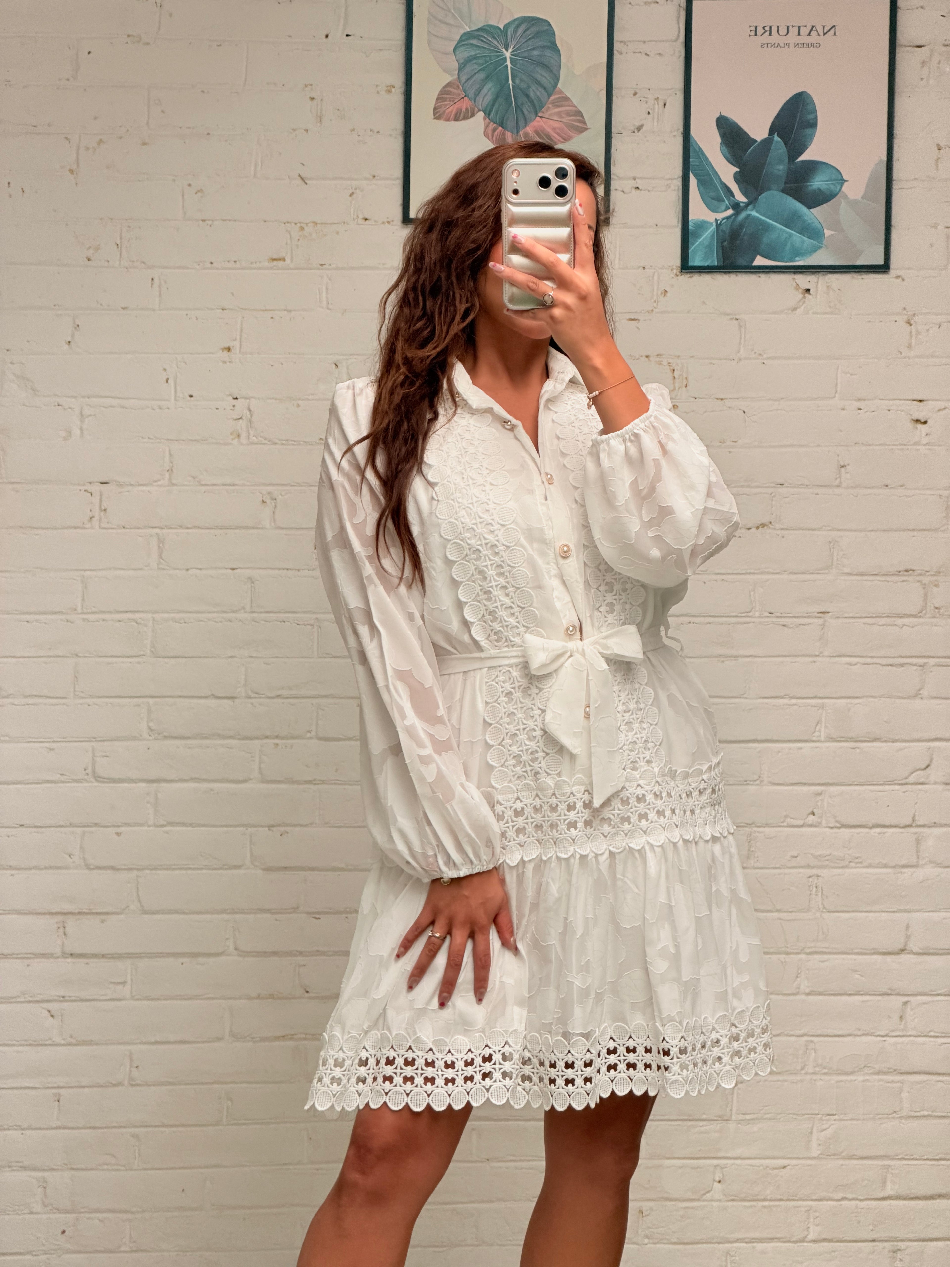 Vestido corto romántico acabado de encaje y transparencias