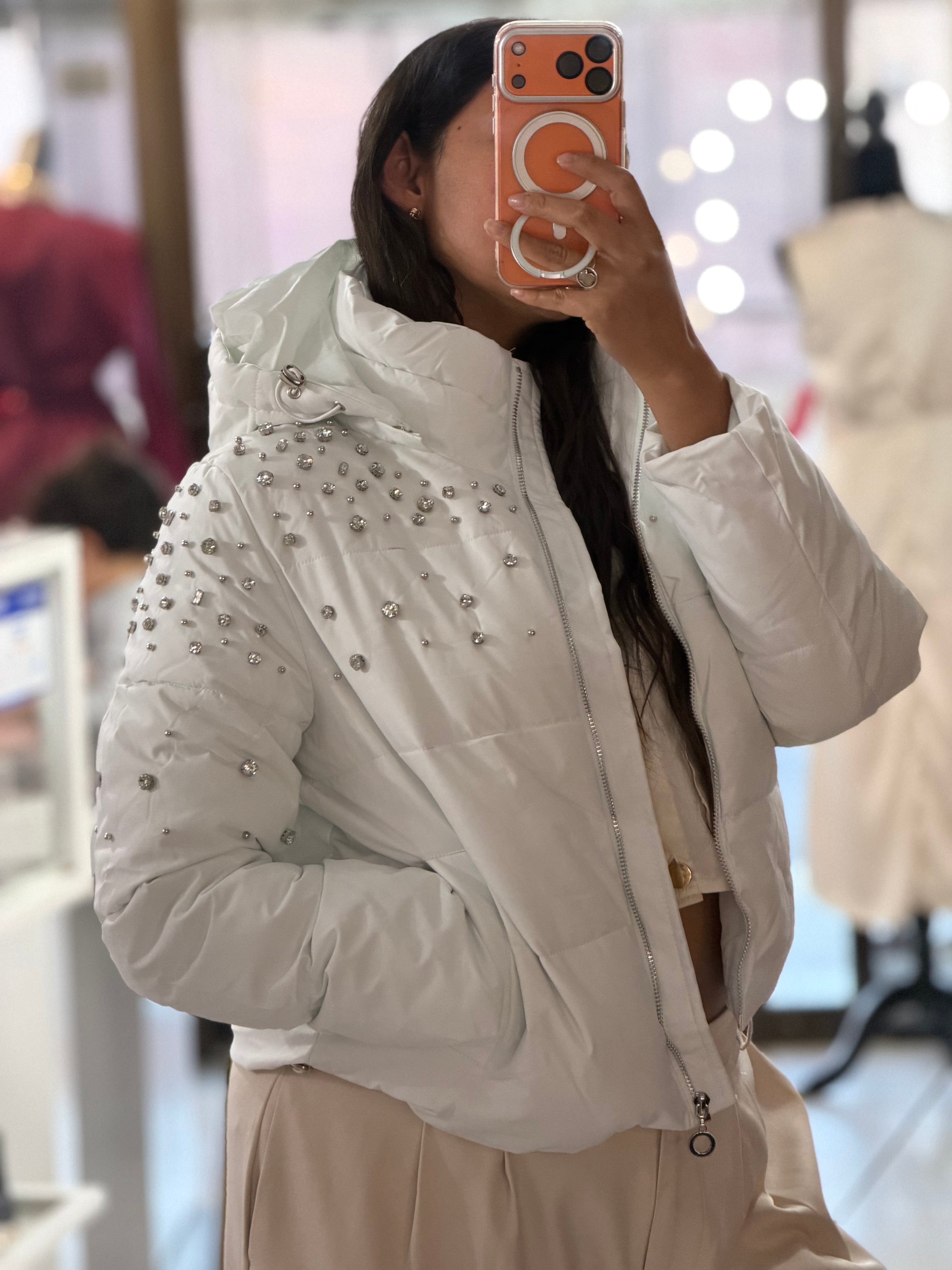 Chamarra con aplicaciones en piedras plata