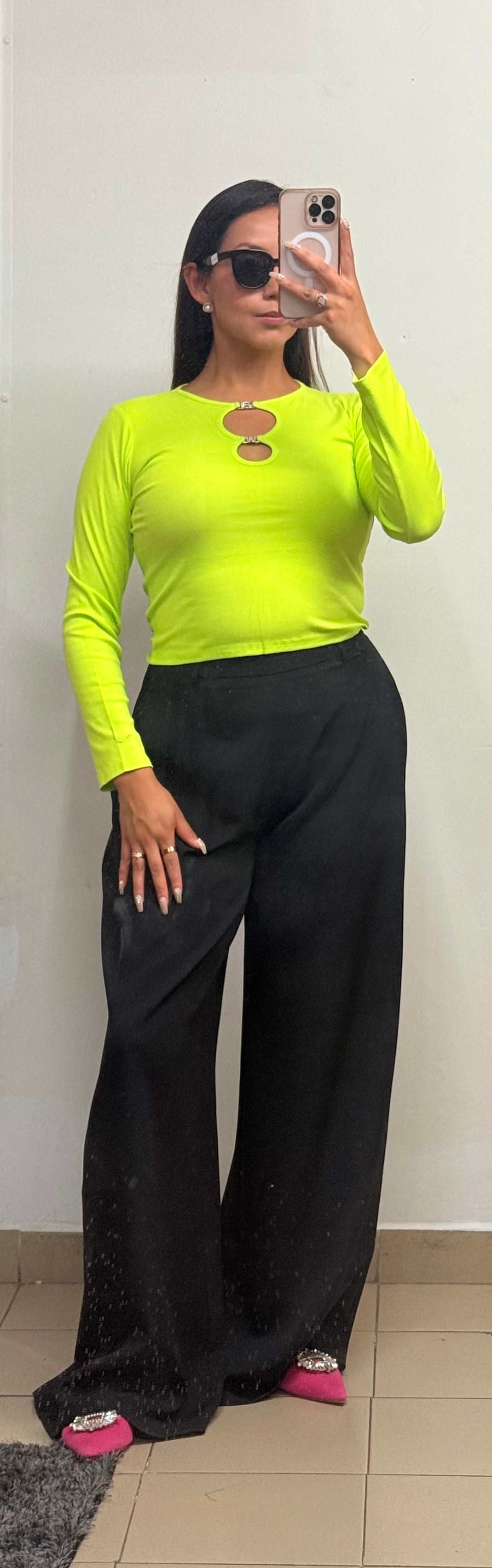 Blusa corta con detalle en pecho