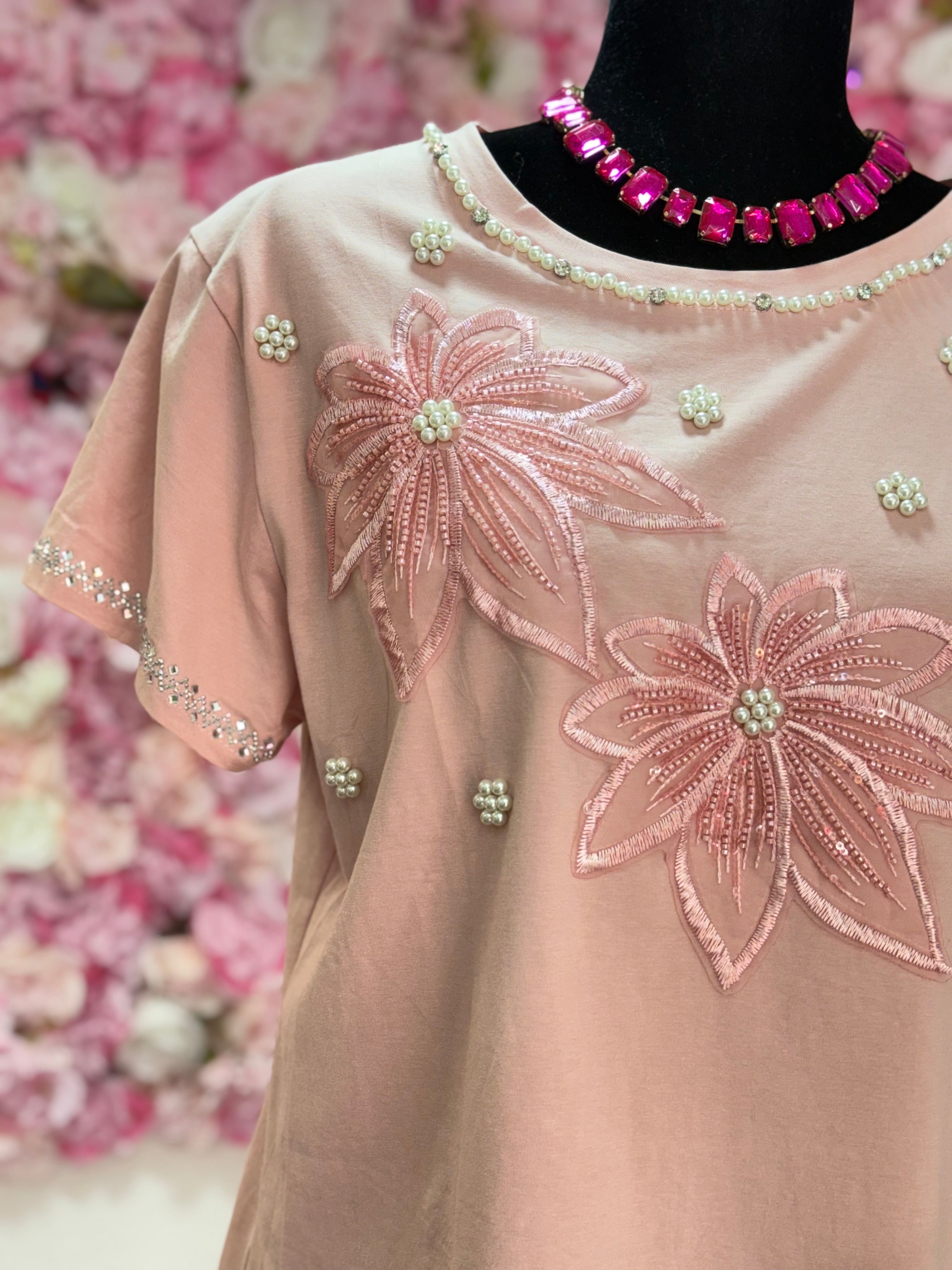 Playera con bordado de flores y piedras elegante