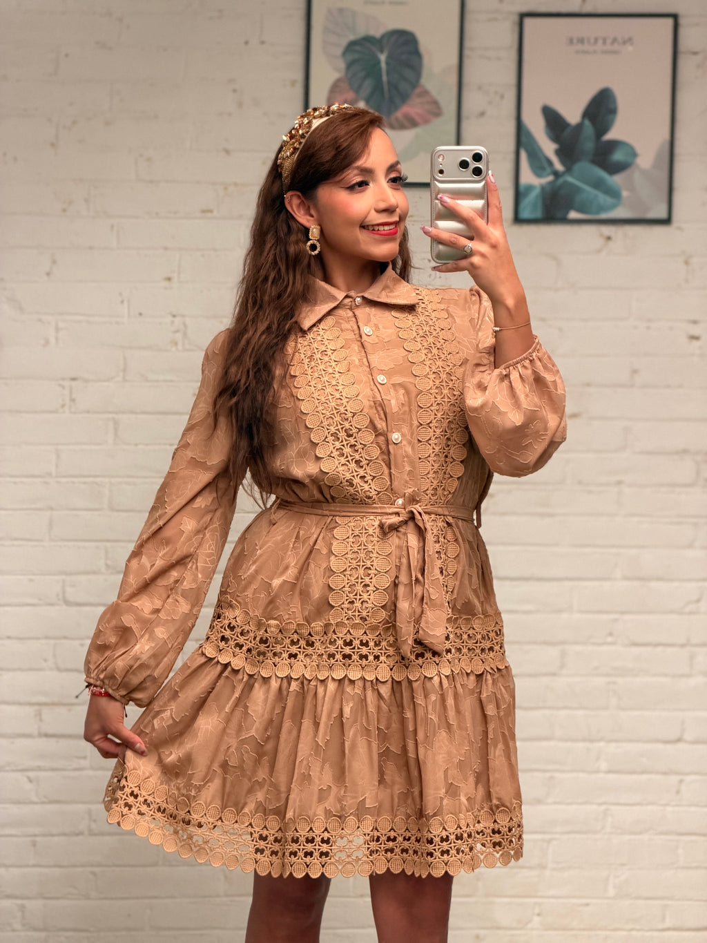 Vestido corto romántico acabado de encaje y transparencias