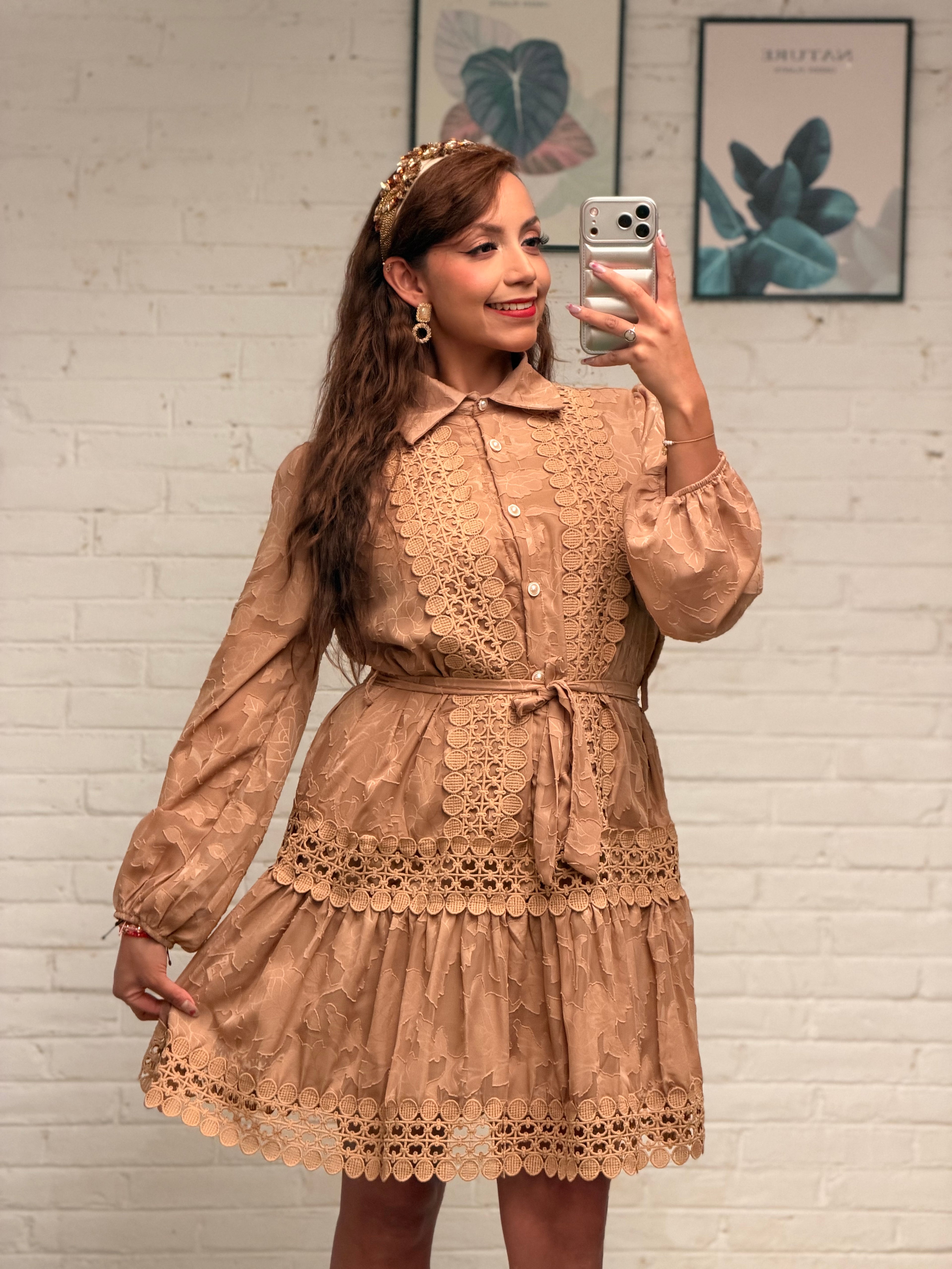 Vestido corto romántico acabado de encaje y transparencias