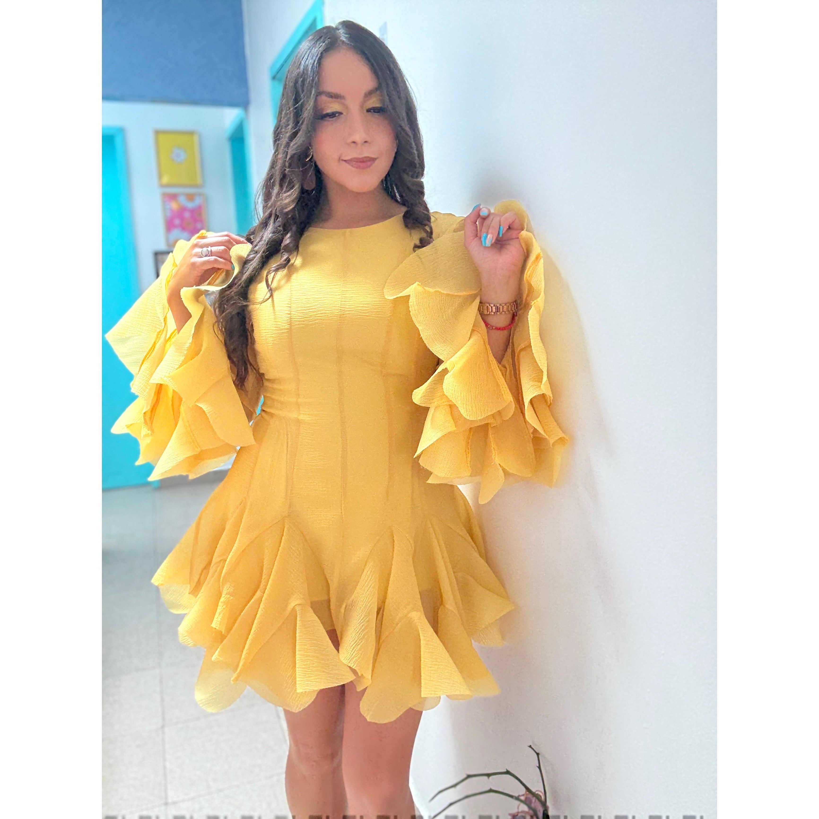 Vestido corto manga larga con holanes en falda