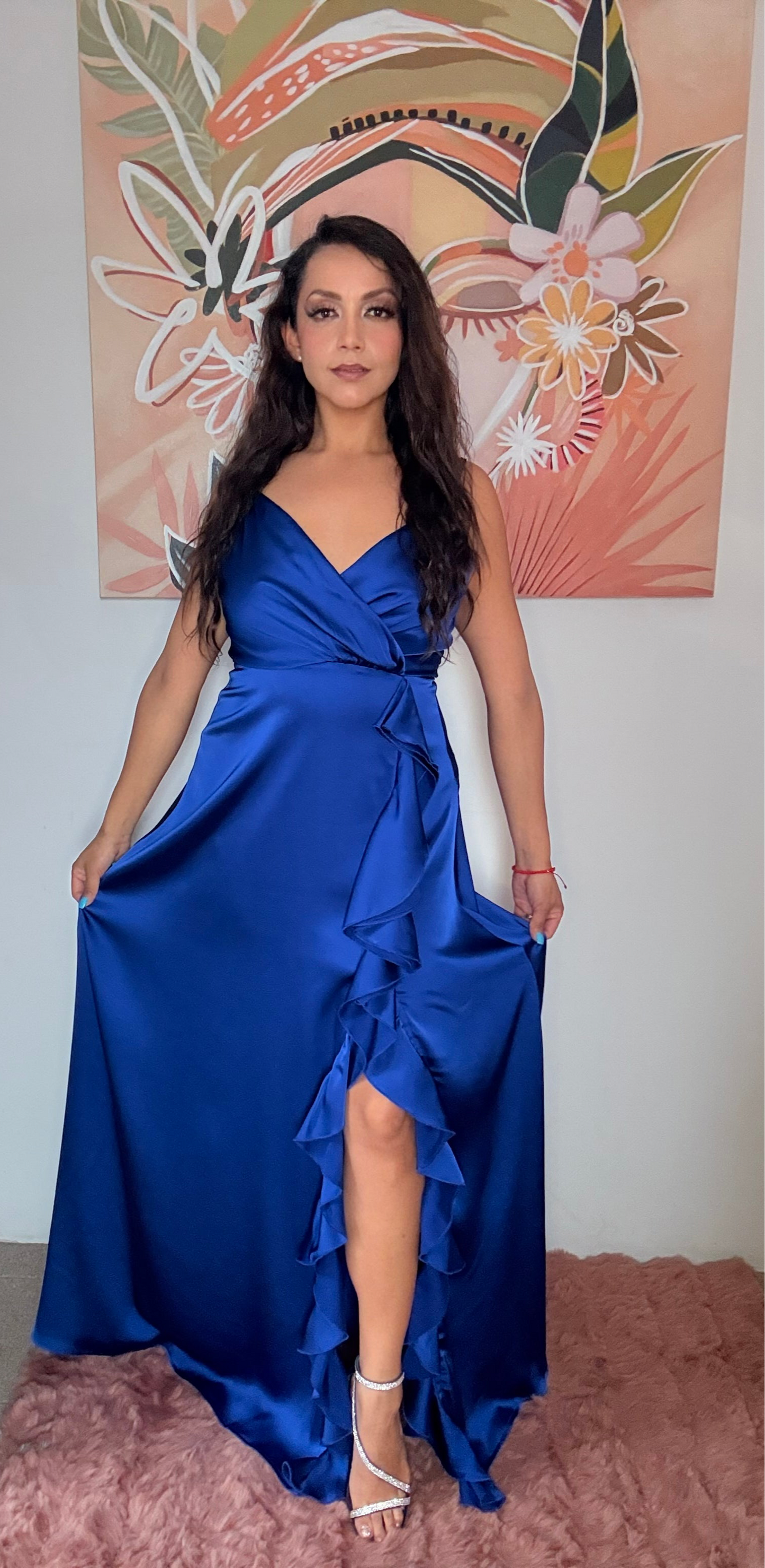 Vestido largo escote v con tirantes, abierta en pierna con caída en pliegues