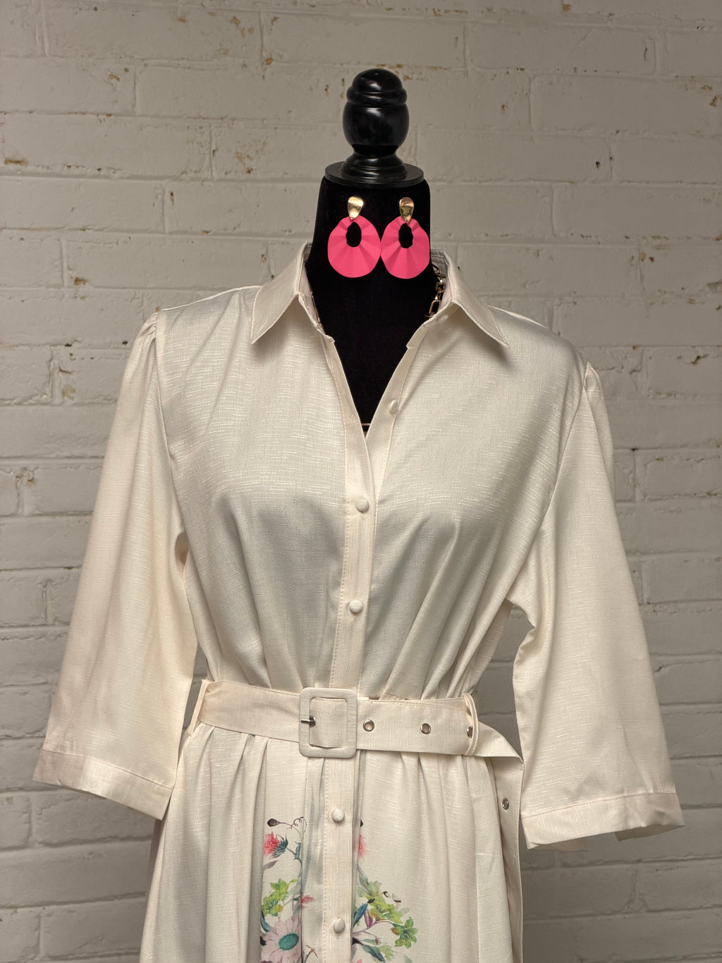 Vestido largo manga corta, cinturón y estampado floral parte baja