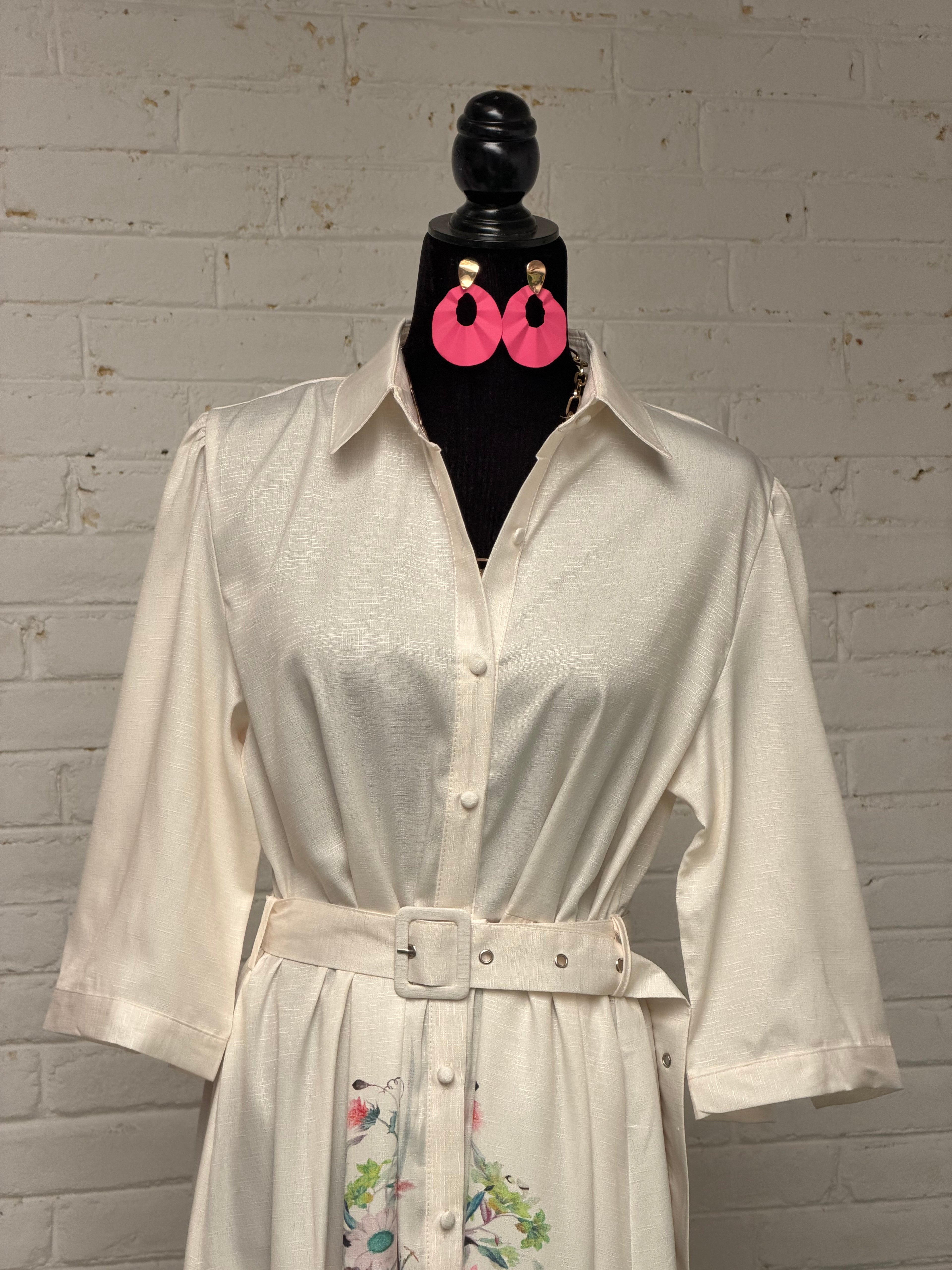 Vestido largo manga corta, cinturón y estampado floral parte baja