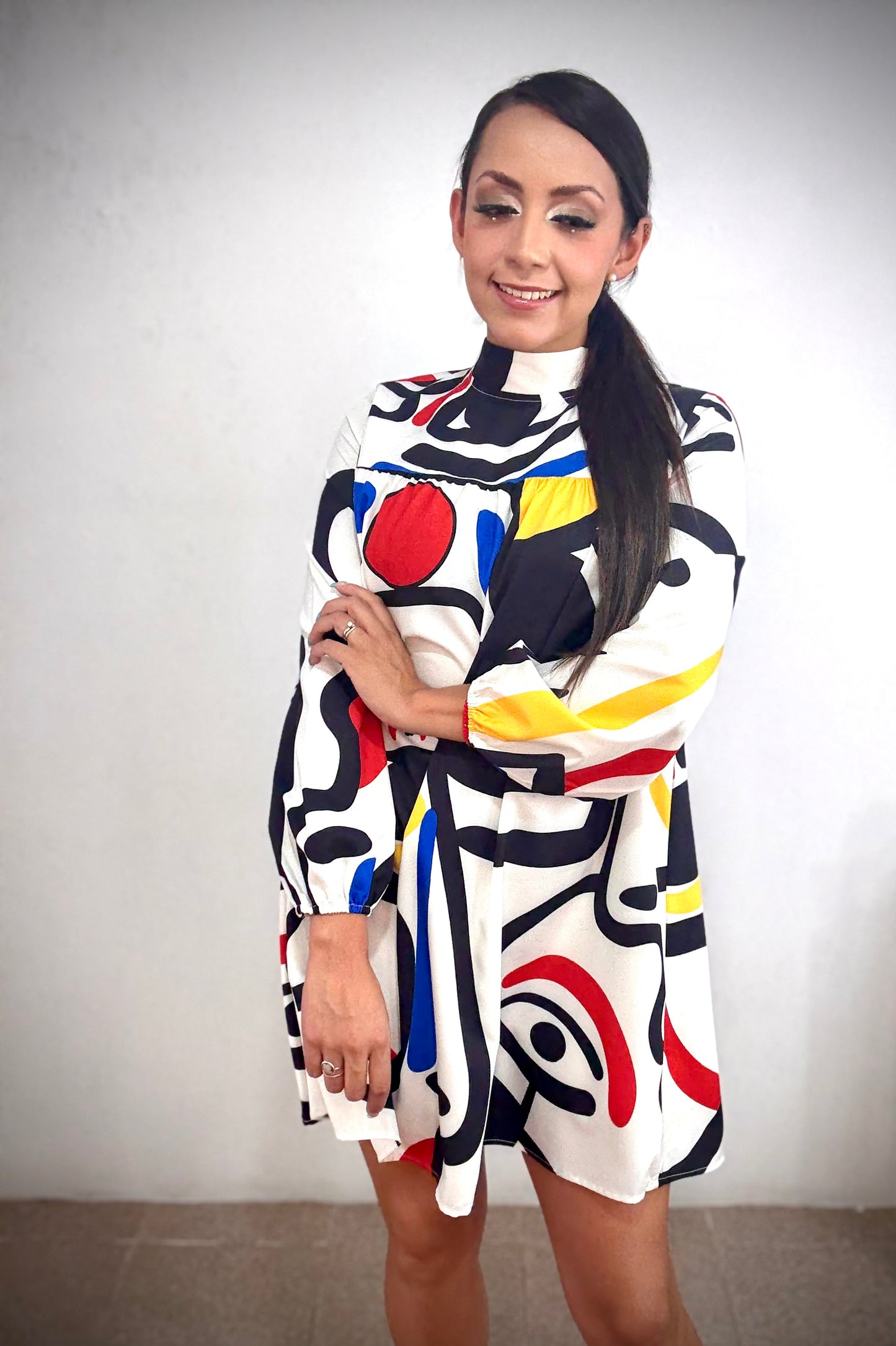 Vestido corto estampado caricatura de colores con cinta en cuello