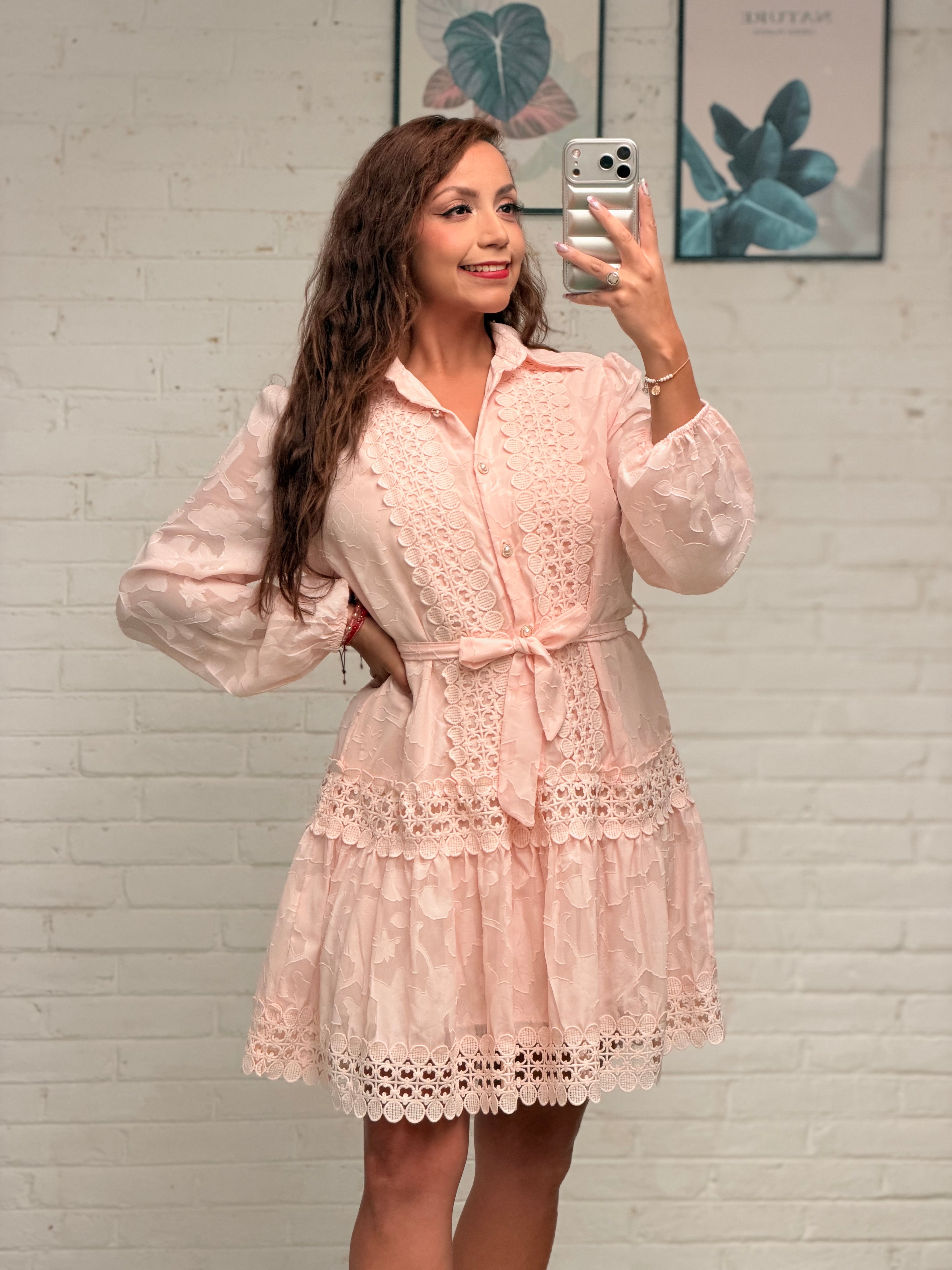 Vestido corto romántico acabado de encaje y transparencias