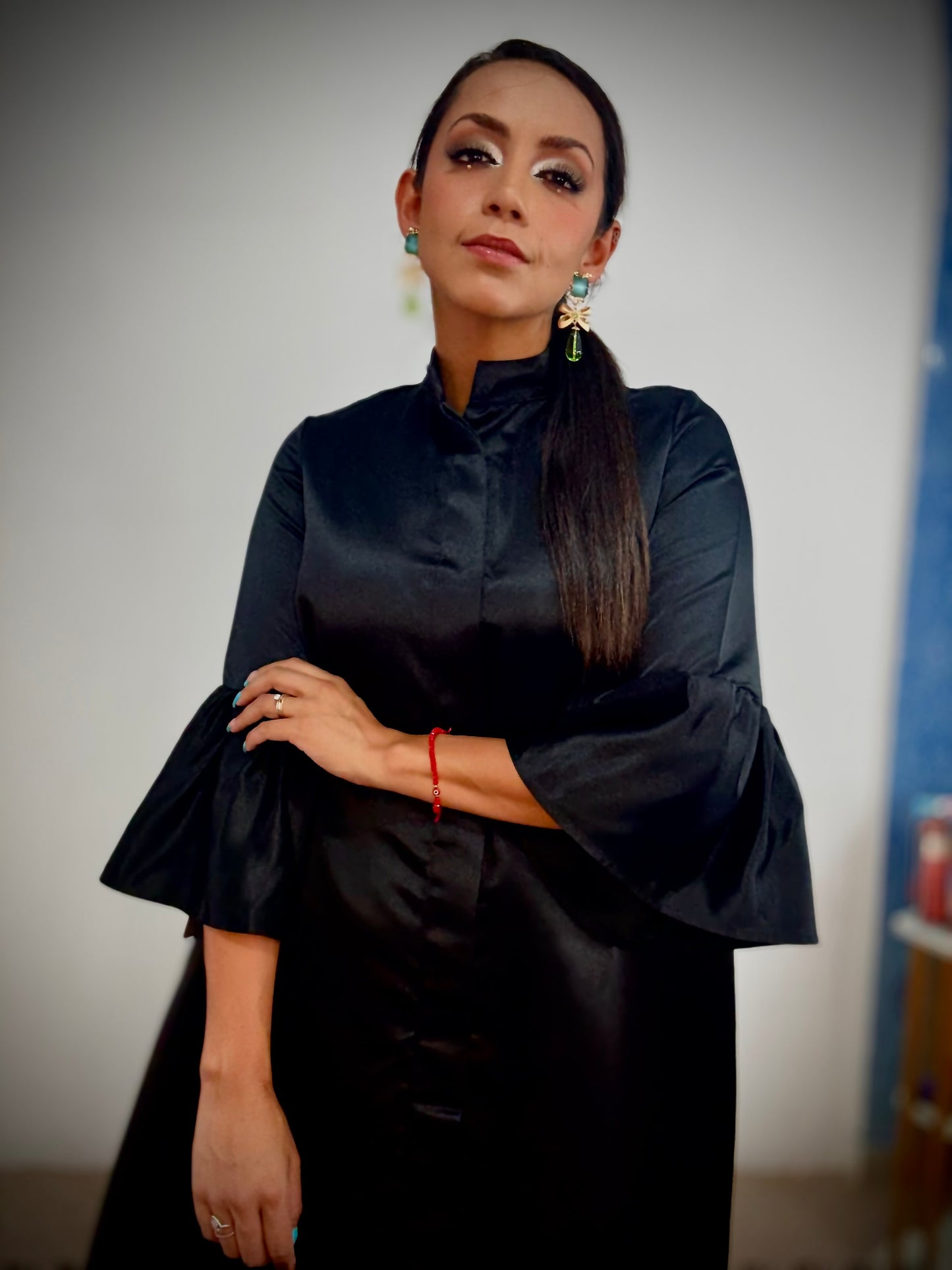 Vestido corte A con manga de campana satinado
