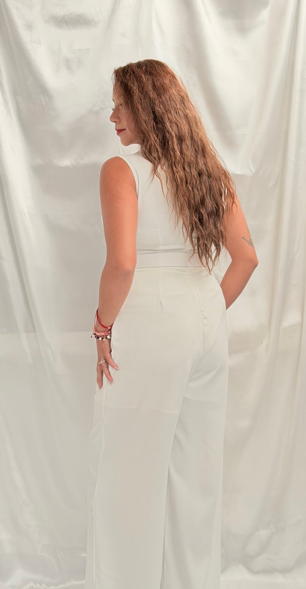 Palazzo sin manga con cinturón, escote V