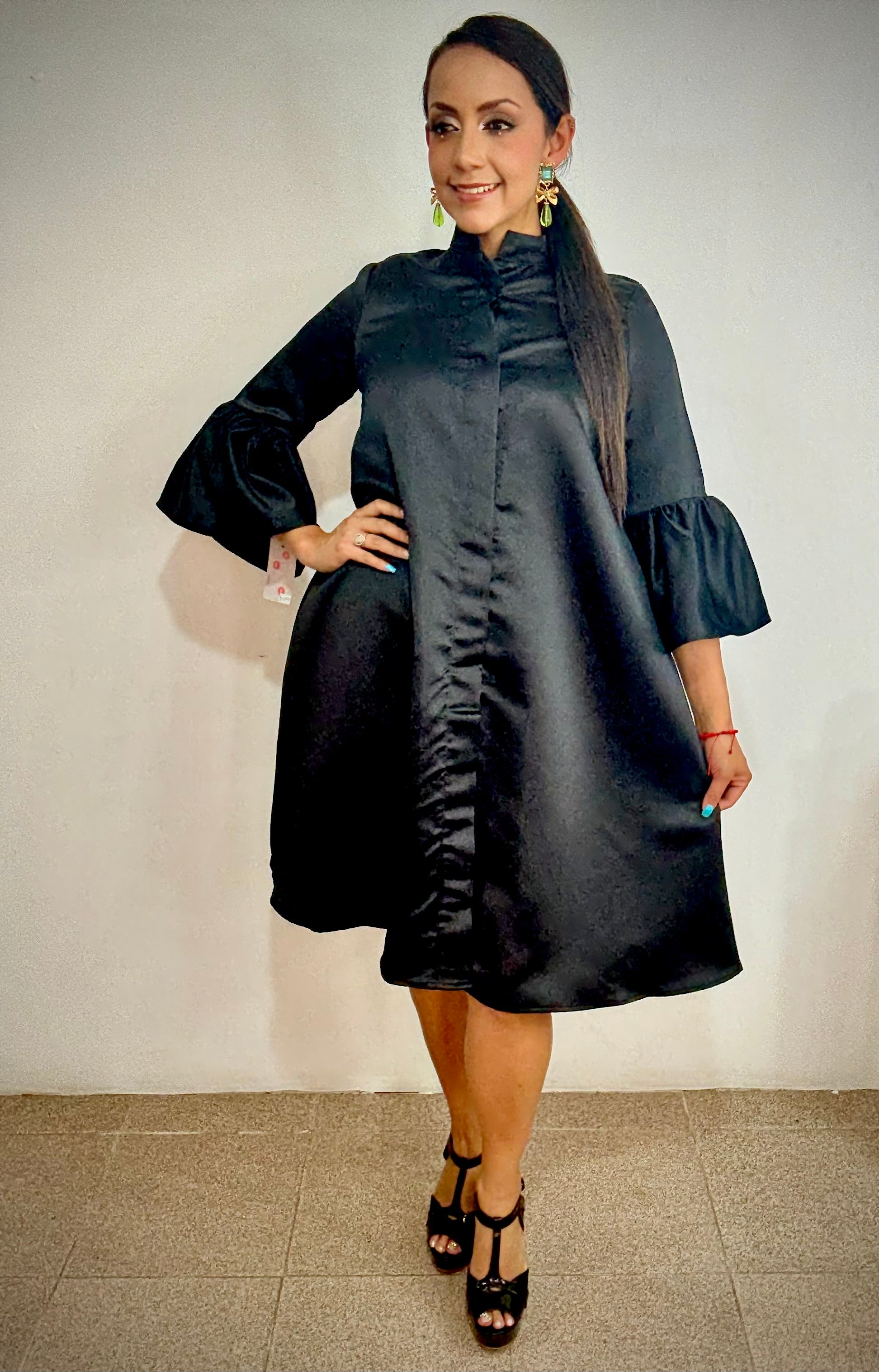 Vestido corto camisero corte a manga 3/4 satinado estilo camisero