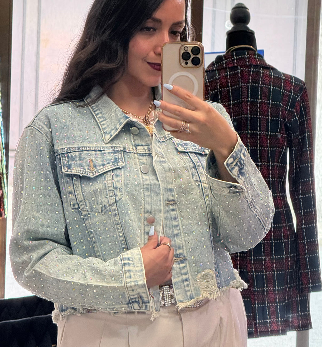 Chamarra de jeans con pedrería brillante