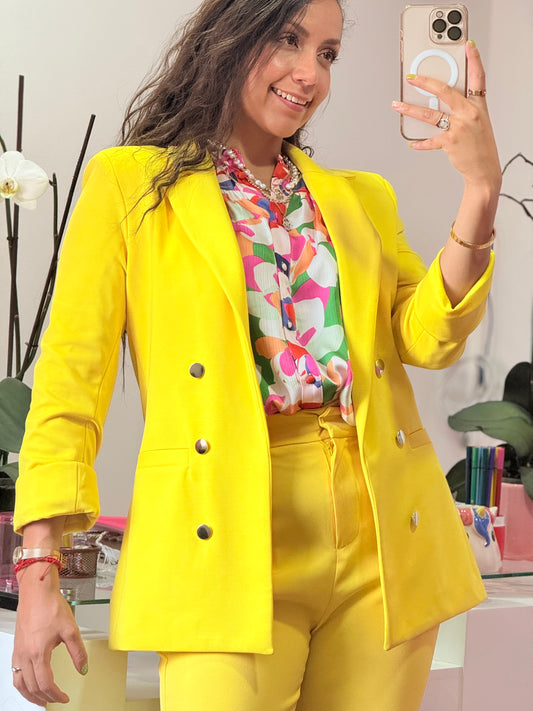 Blazer amarillo con botones dorados