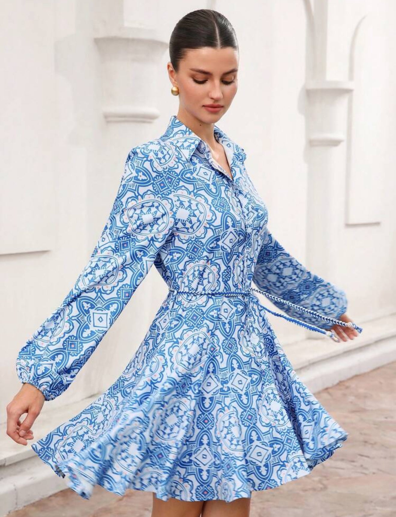 Vestido corto camisero manga larga con cinta de vuelo estampado Talavera