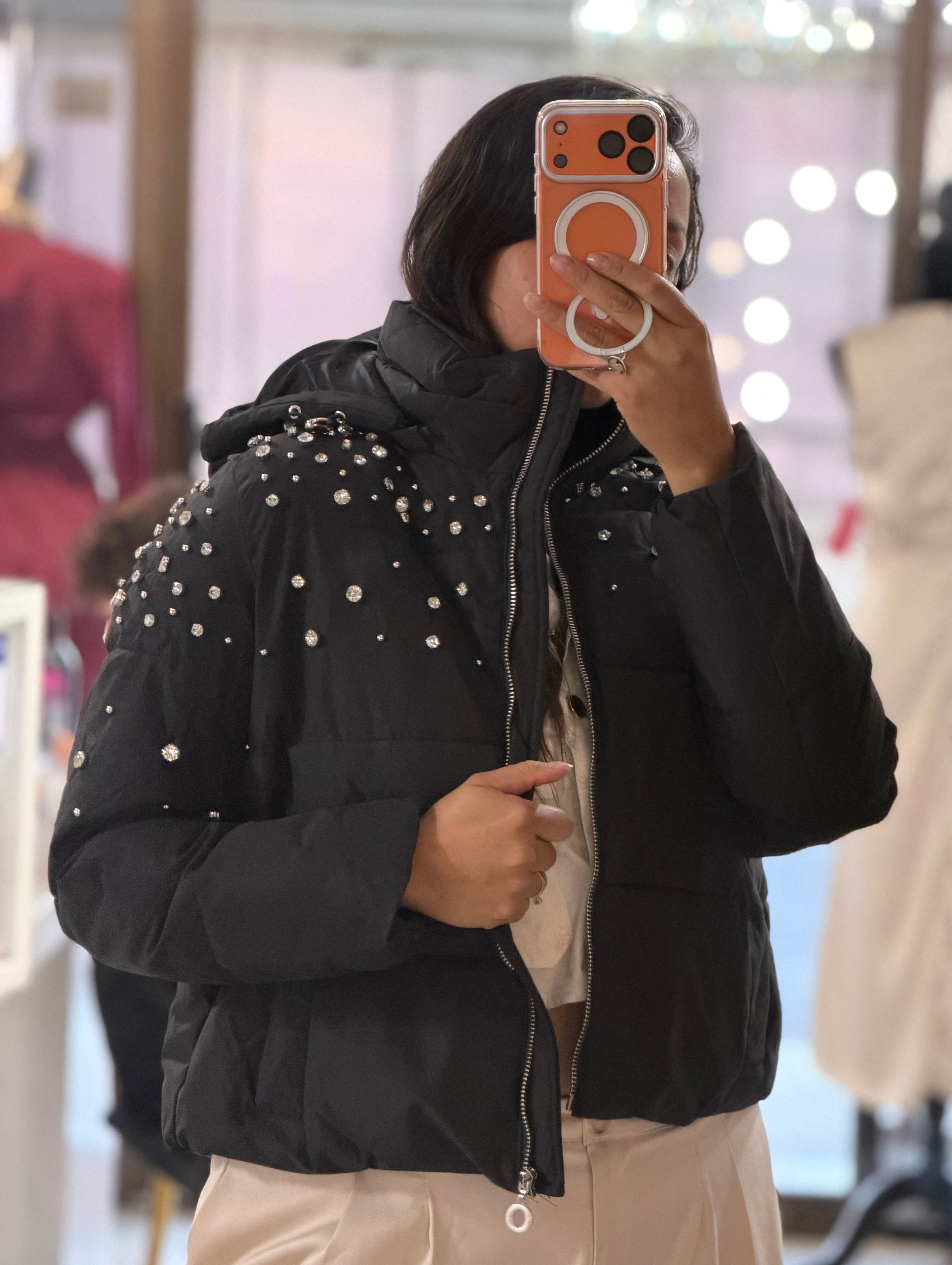 Chamarra con aplicaciones en piedras plata