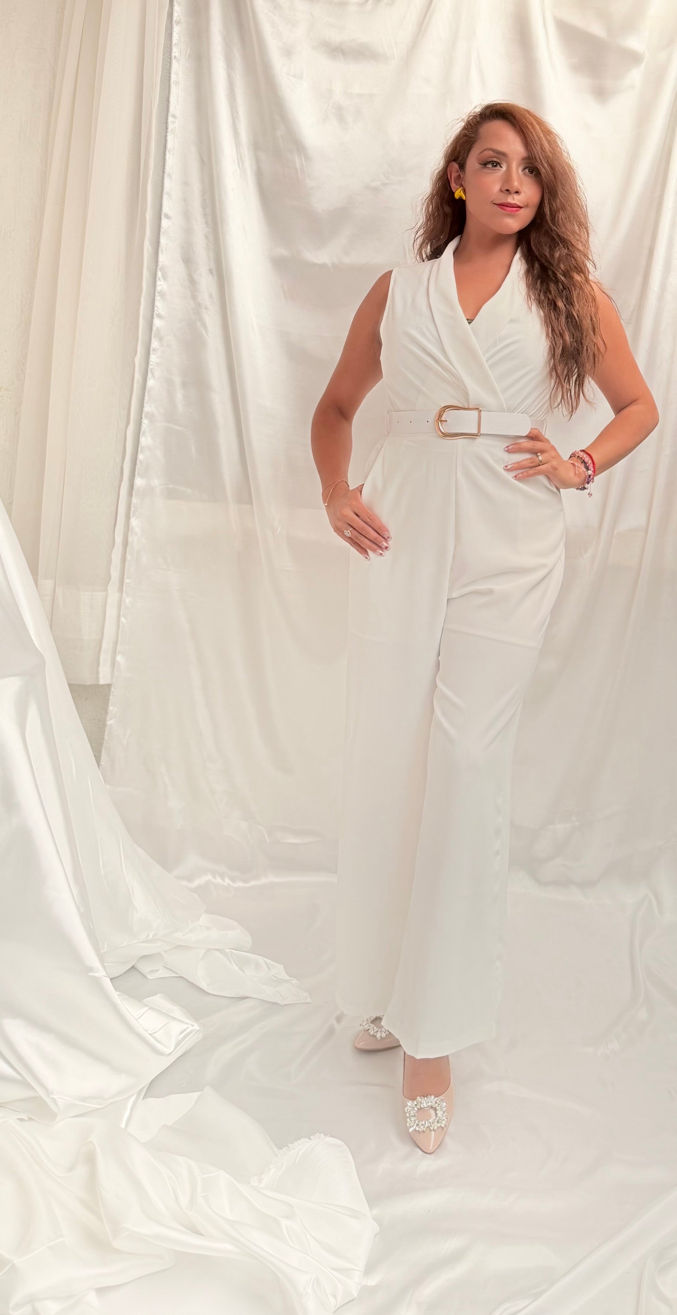 Palazzo sin manga con cinturón, escote V