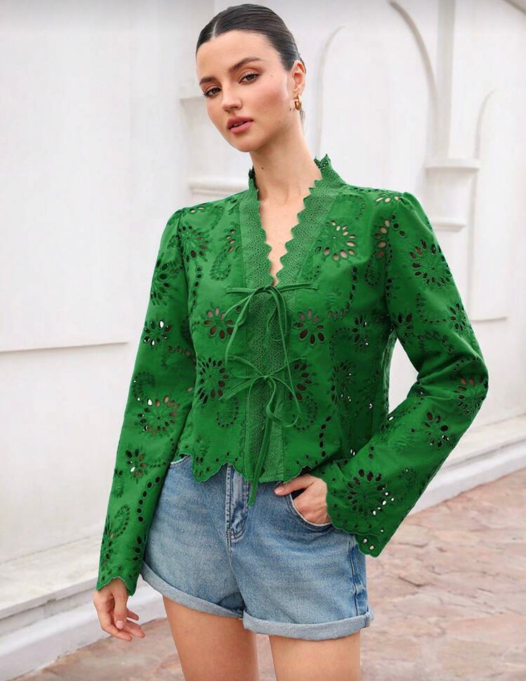 Blusa cierre de lazo bordada óyelos