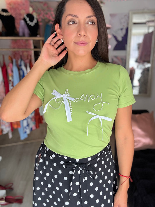 Playera manga corta con perlitas y moñitos