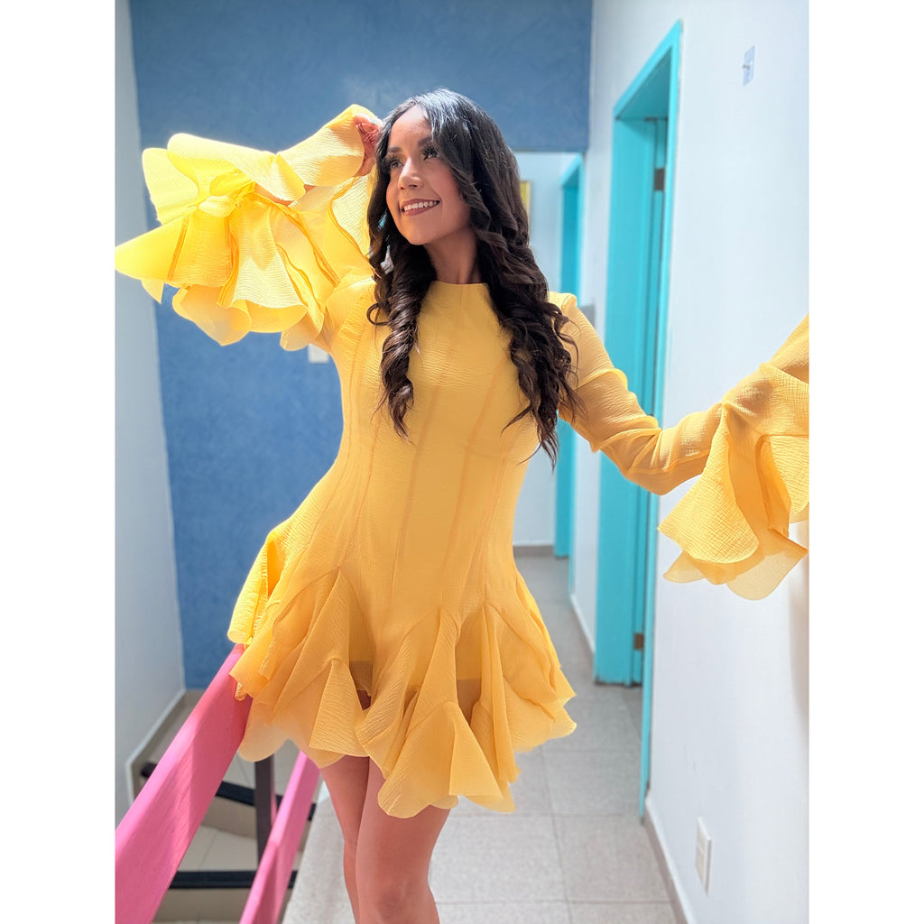 Vestido corto manga larga con holanes en falda