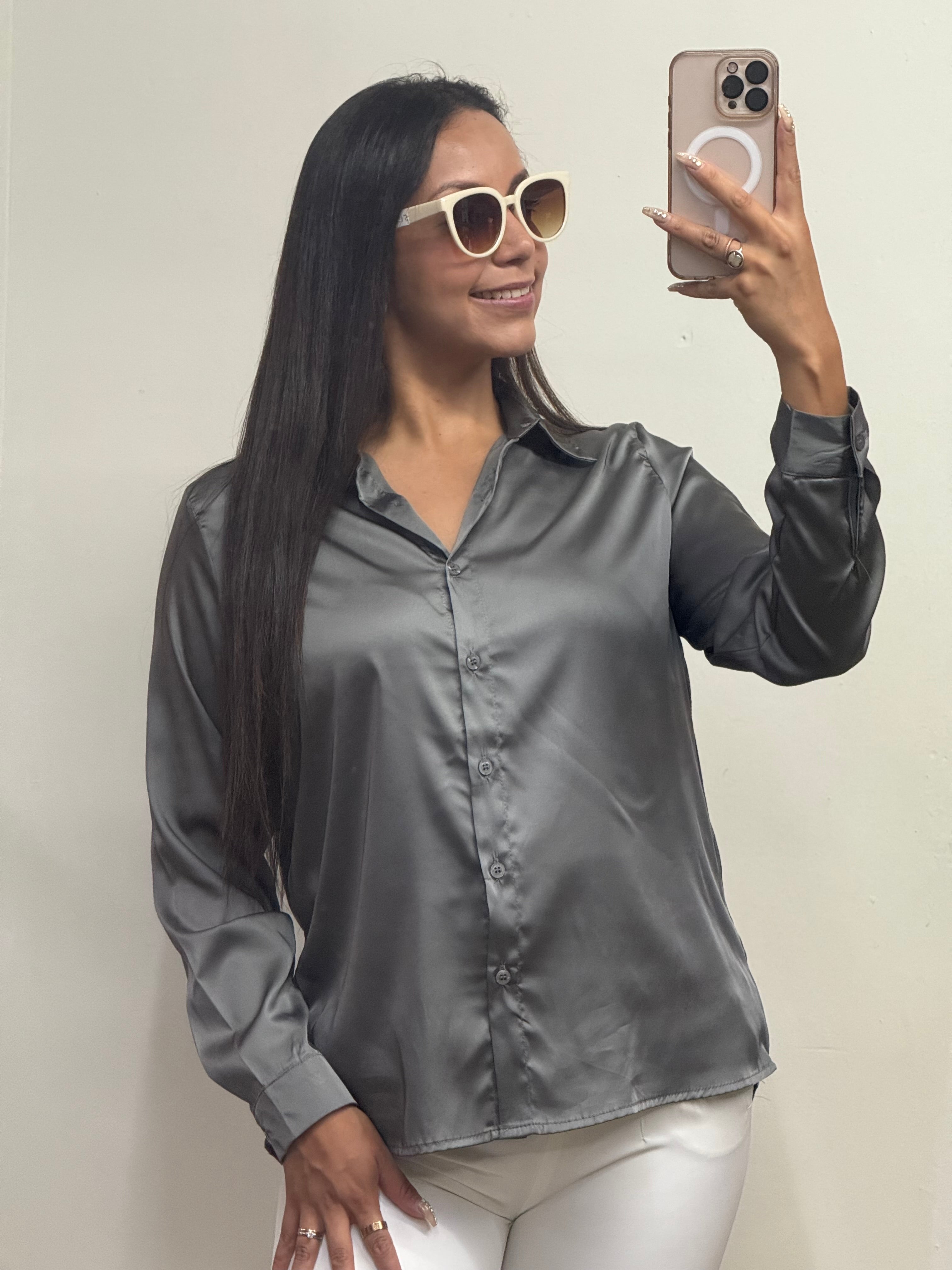 Blusa satinada elegante