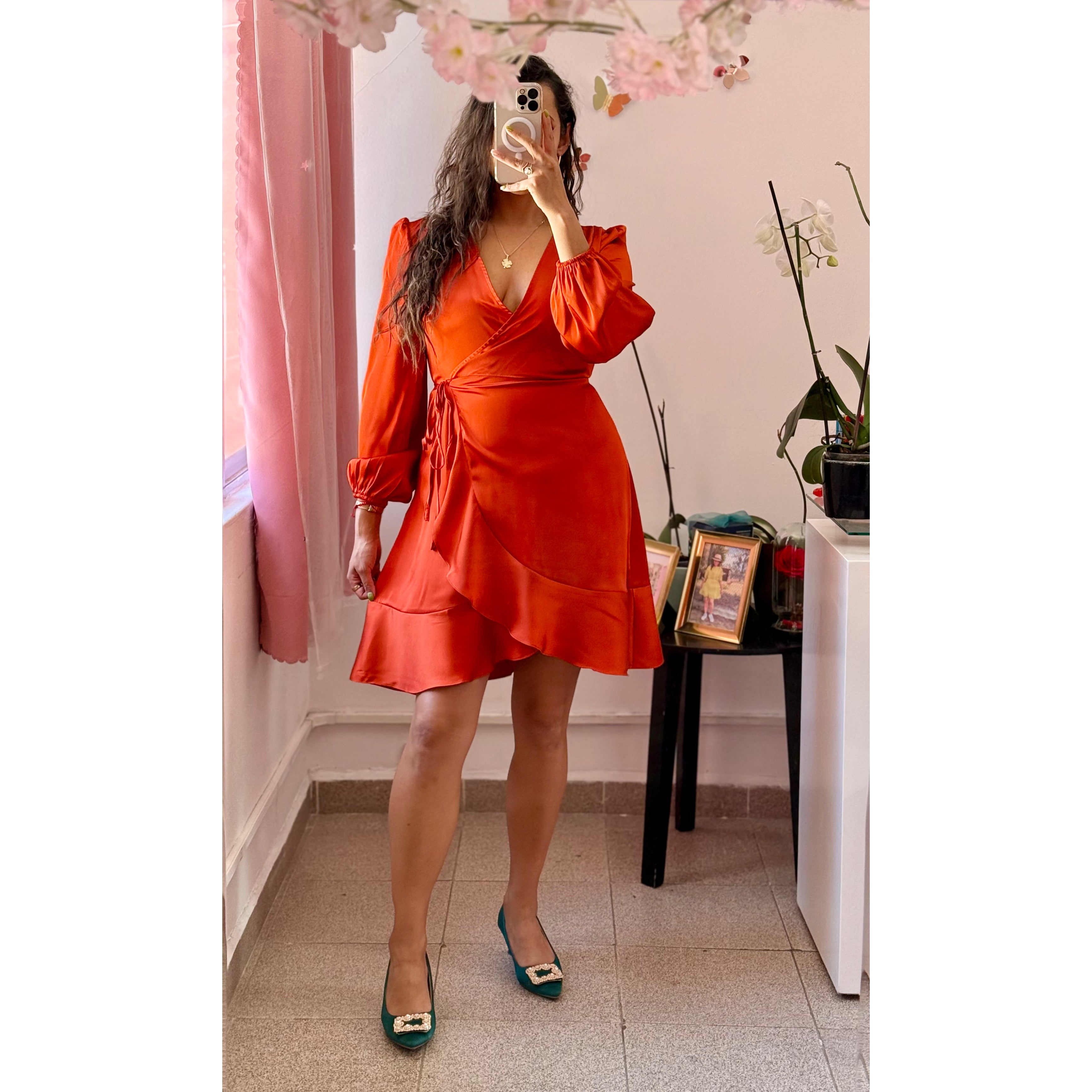 Vestido corto satinado cruzado