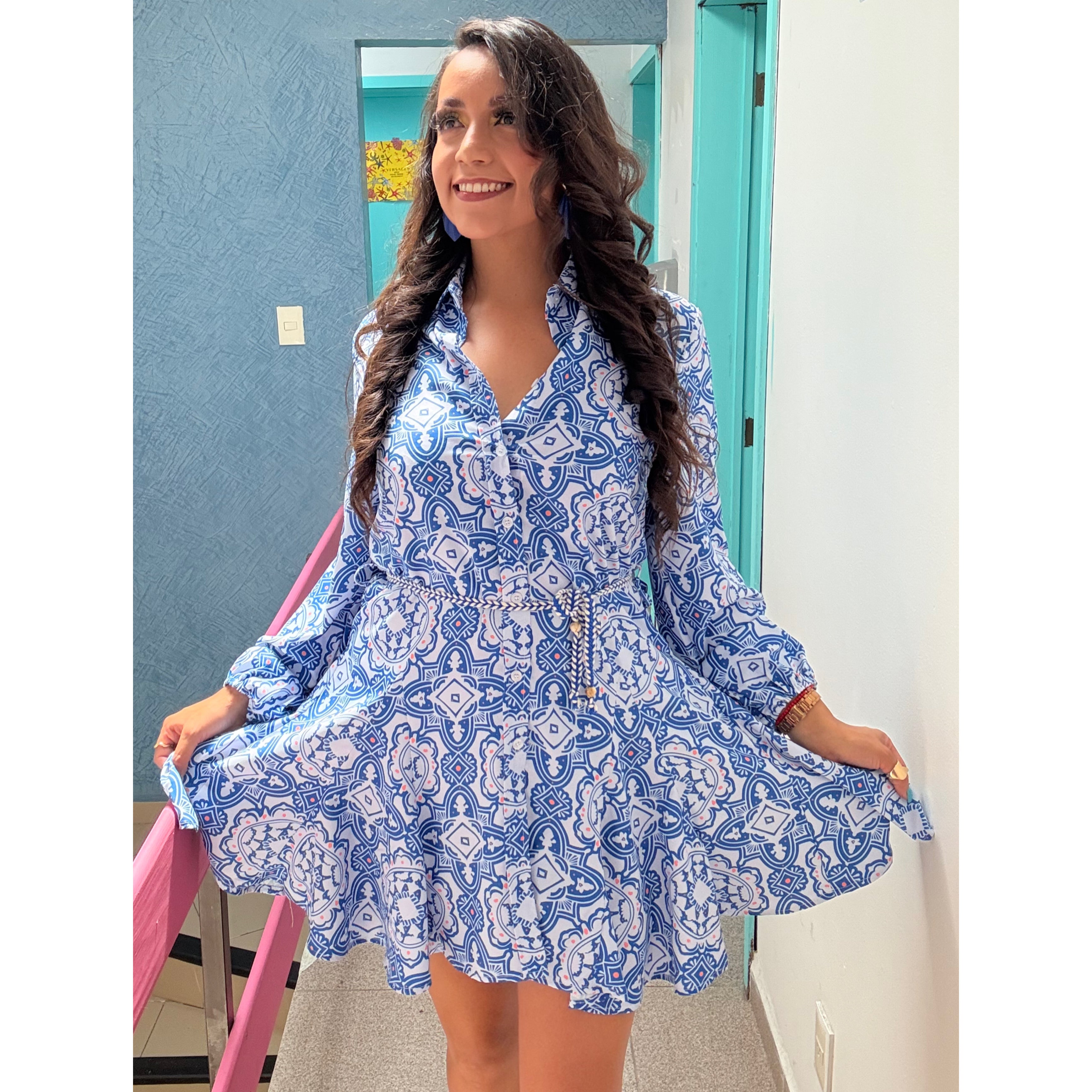 Vestido corto camisero manga larga con cinta de vuelo estampado Talavera