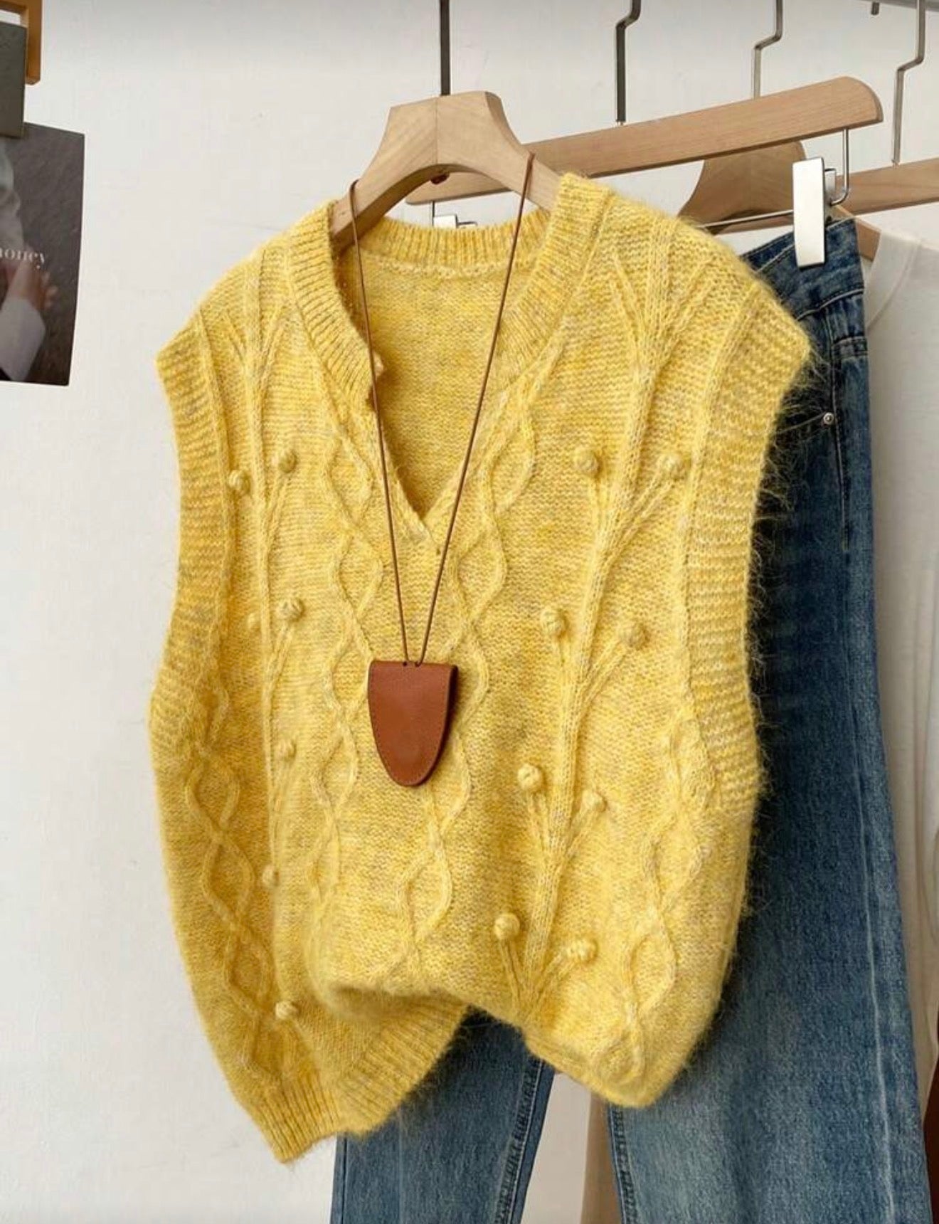 Chalequito de punto con pompones cuello C