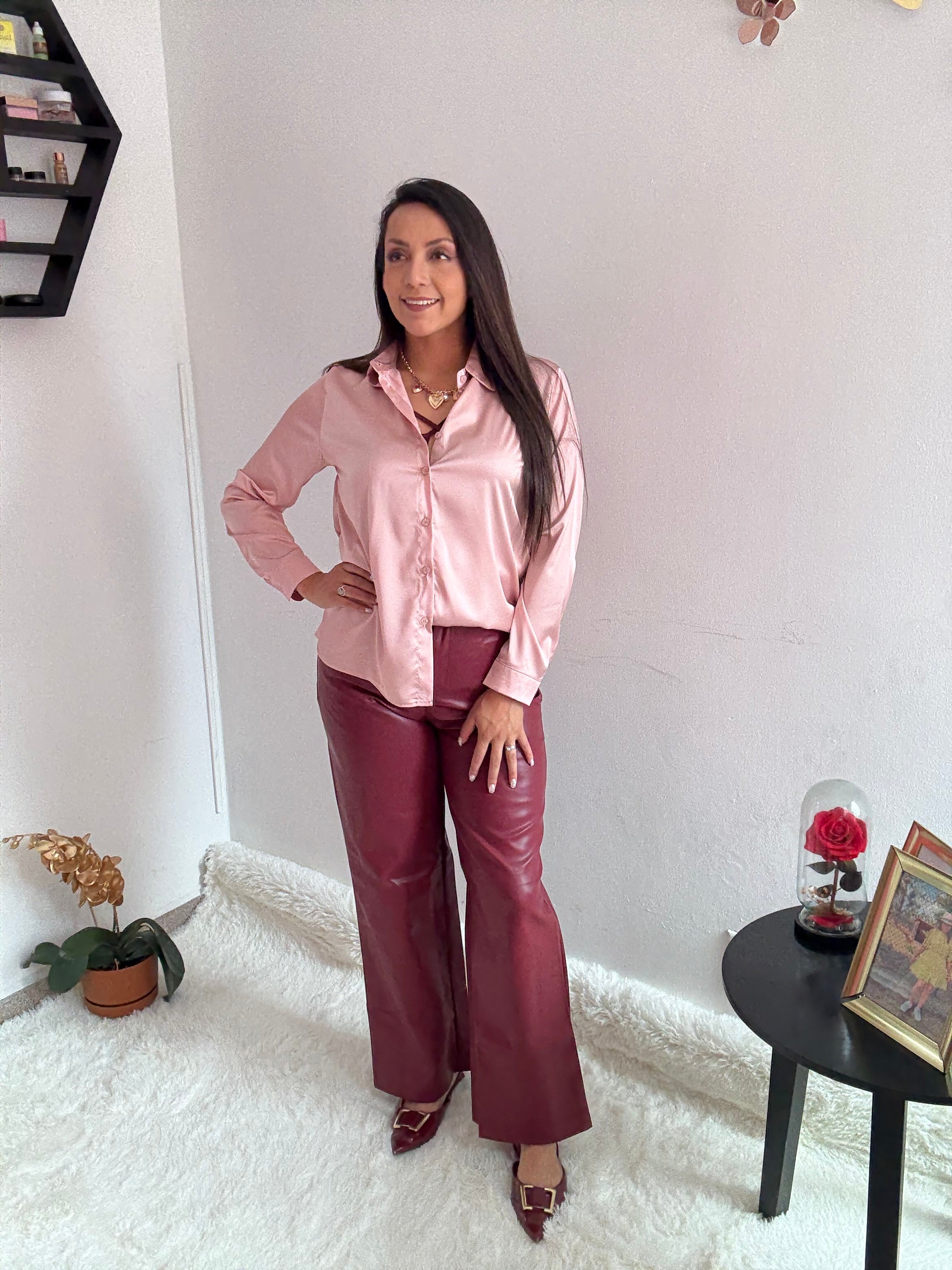 Pantalón de vinipiel corte recto con botón