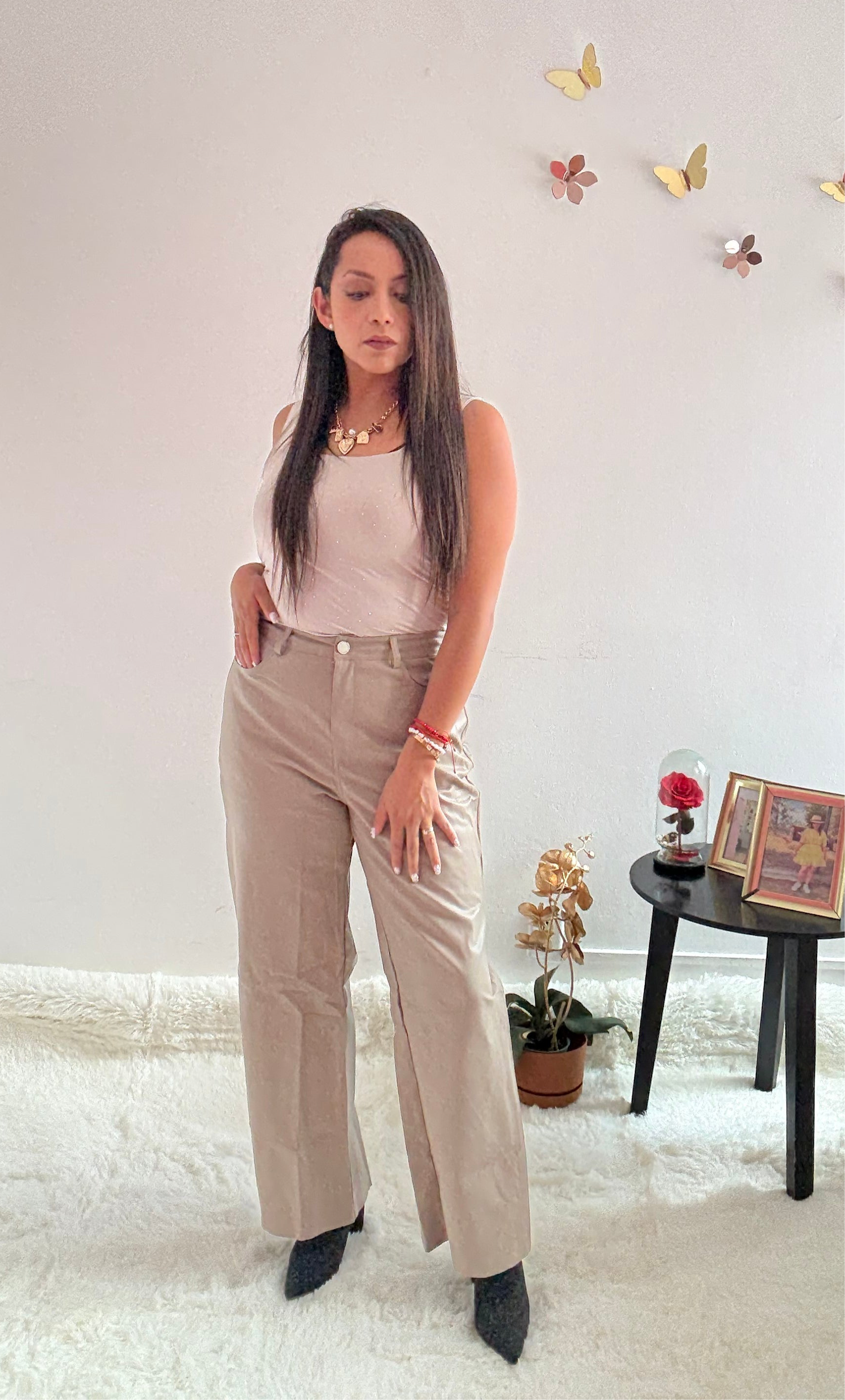 Pantalón de vinipiel corte recto con botón