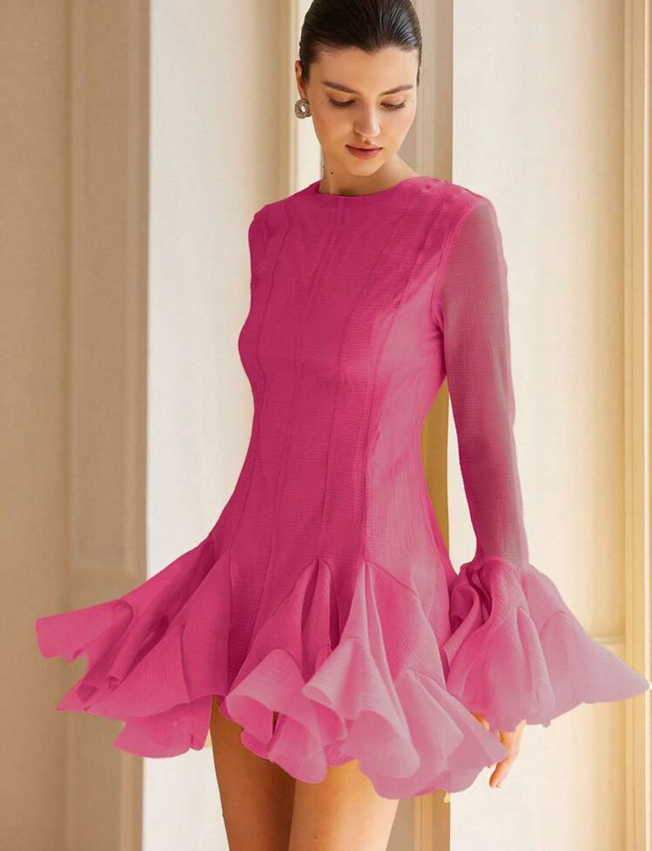 Vestido corto manga larga con holanes en falda