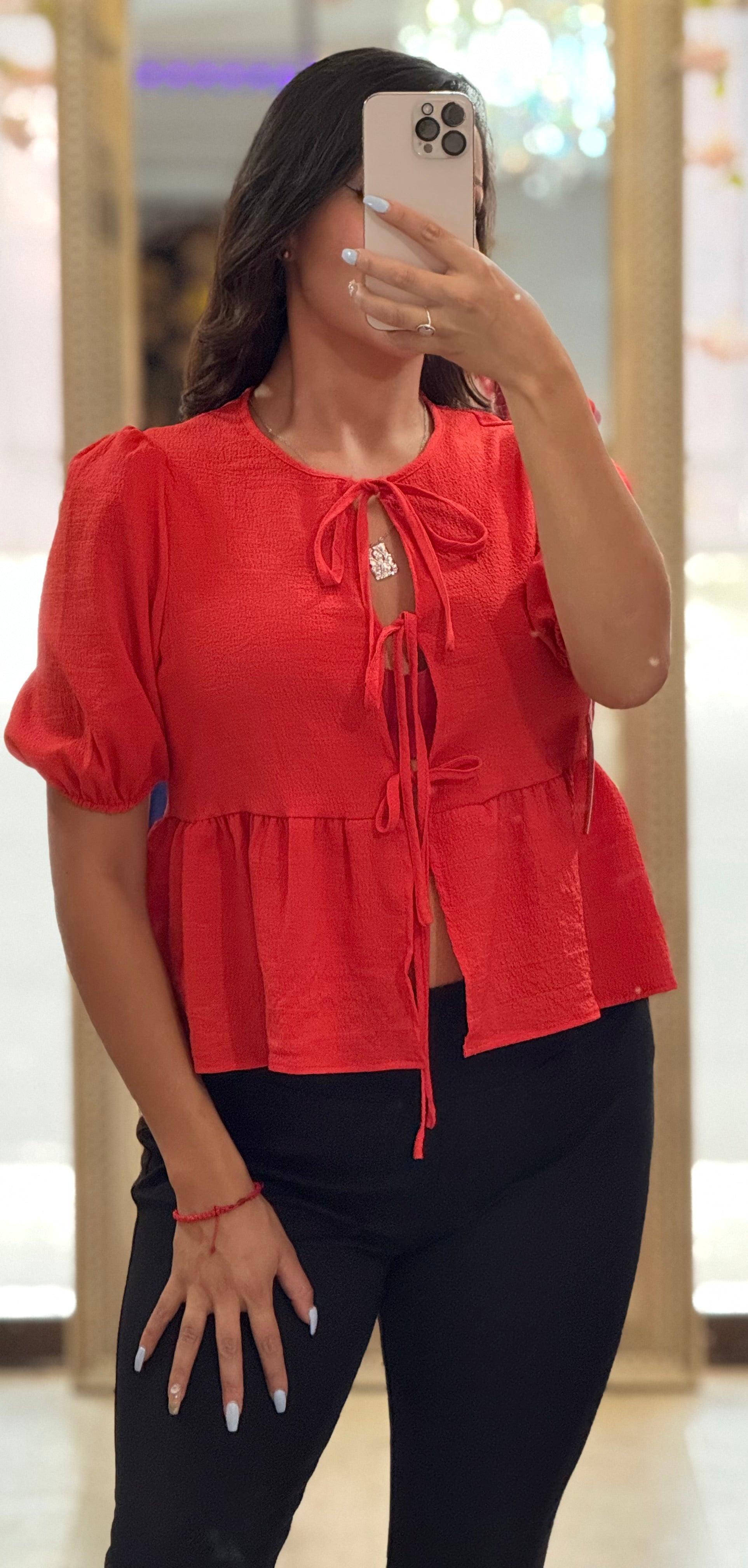 Blusa de cuello redondo con manga abullonada y lazo