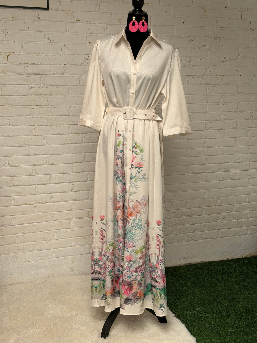 Vestido largo manga corta, cinturón y estampado floral parte baja