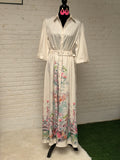 Vestido largo manga corta, cinturón y estampado floral parte baja