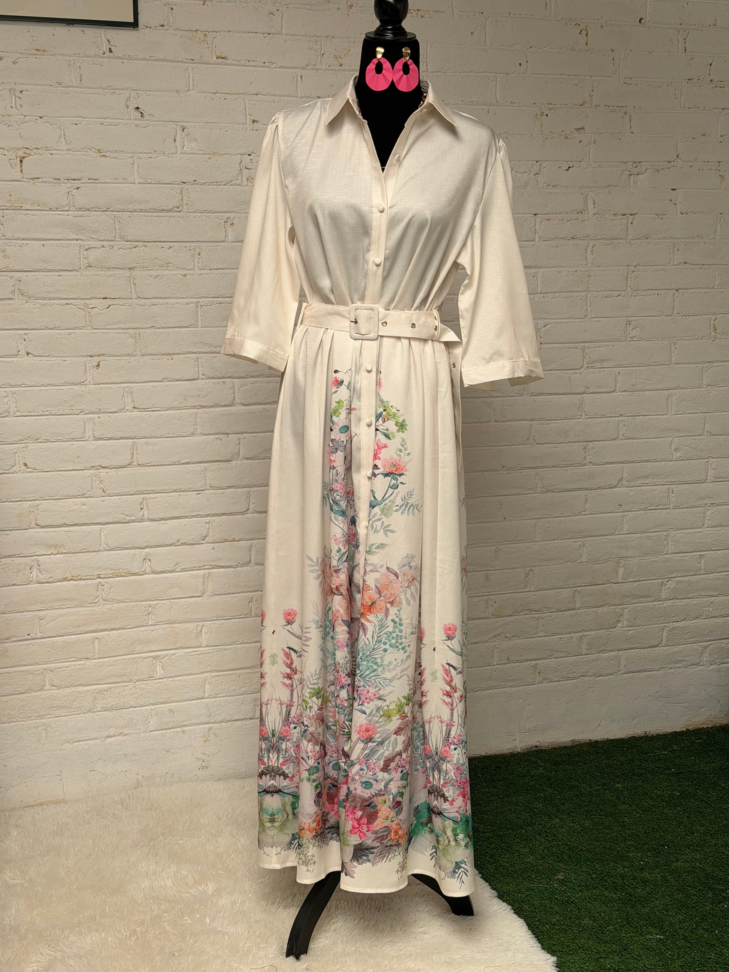 Vestido largo manga corta, cinturón y estampado floral parte baja